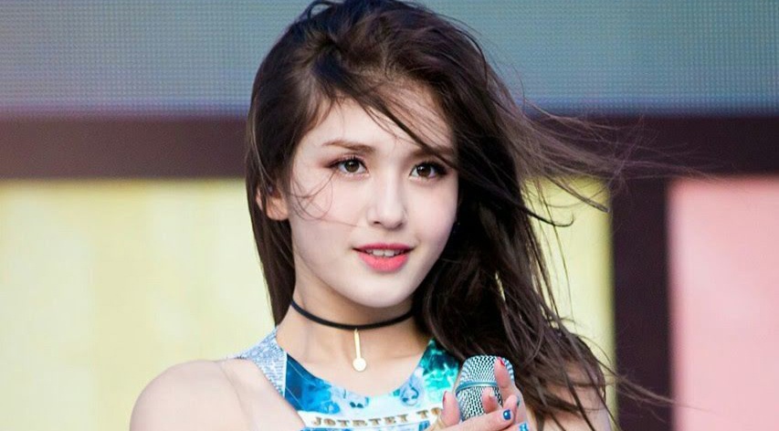 Qua khu cua nhung ca si noi tieng hinh anh