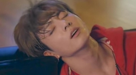 Nhung than tuong bi vat kiet suc, ngat xiu tren san khau hinh anh