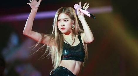 Than tuong Han dien crop top khoe vong eo 42 cm tren san khau hinh anh