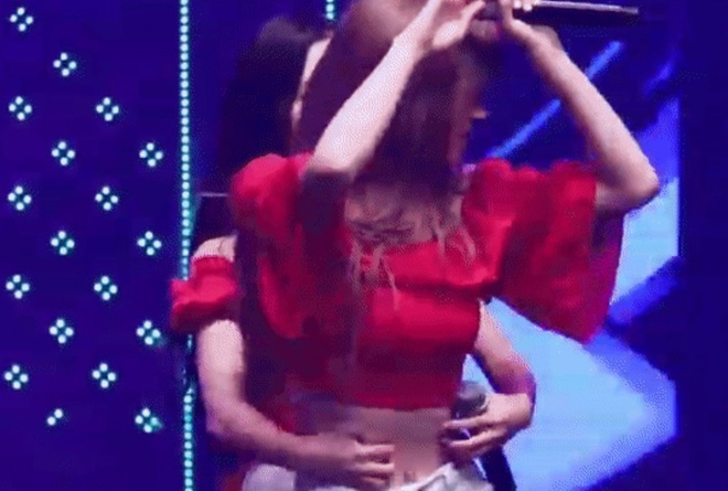 Nu ca si bi tan cong ngay tren san khau va su dang so cua showbiz Han hinh anh
