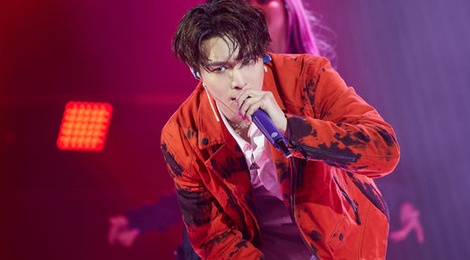 Than tuong Kpop to thai do mia mai ngay tren san khau hinh anh