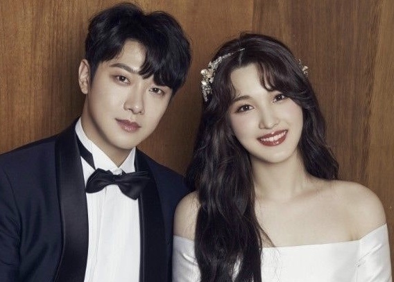 Than tuong lay chong som nhat Han Quoc khoe con gai sinh doi hinh anh