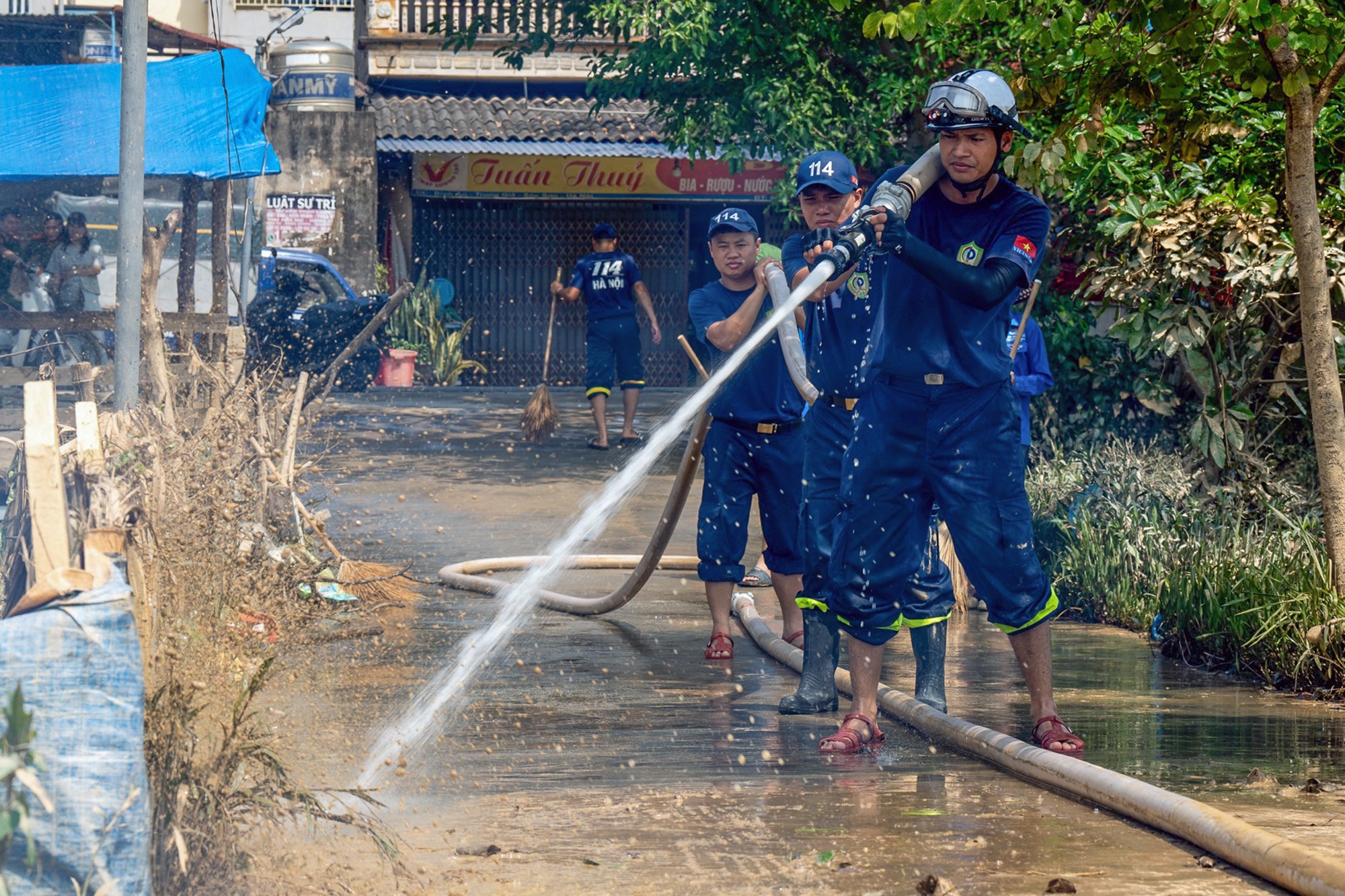 Hang tram chien si Cong an Ha Noi loi bun giup dan sau tran lu hinh anh