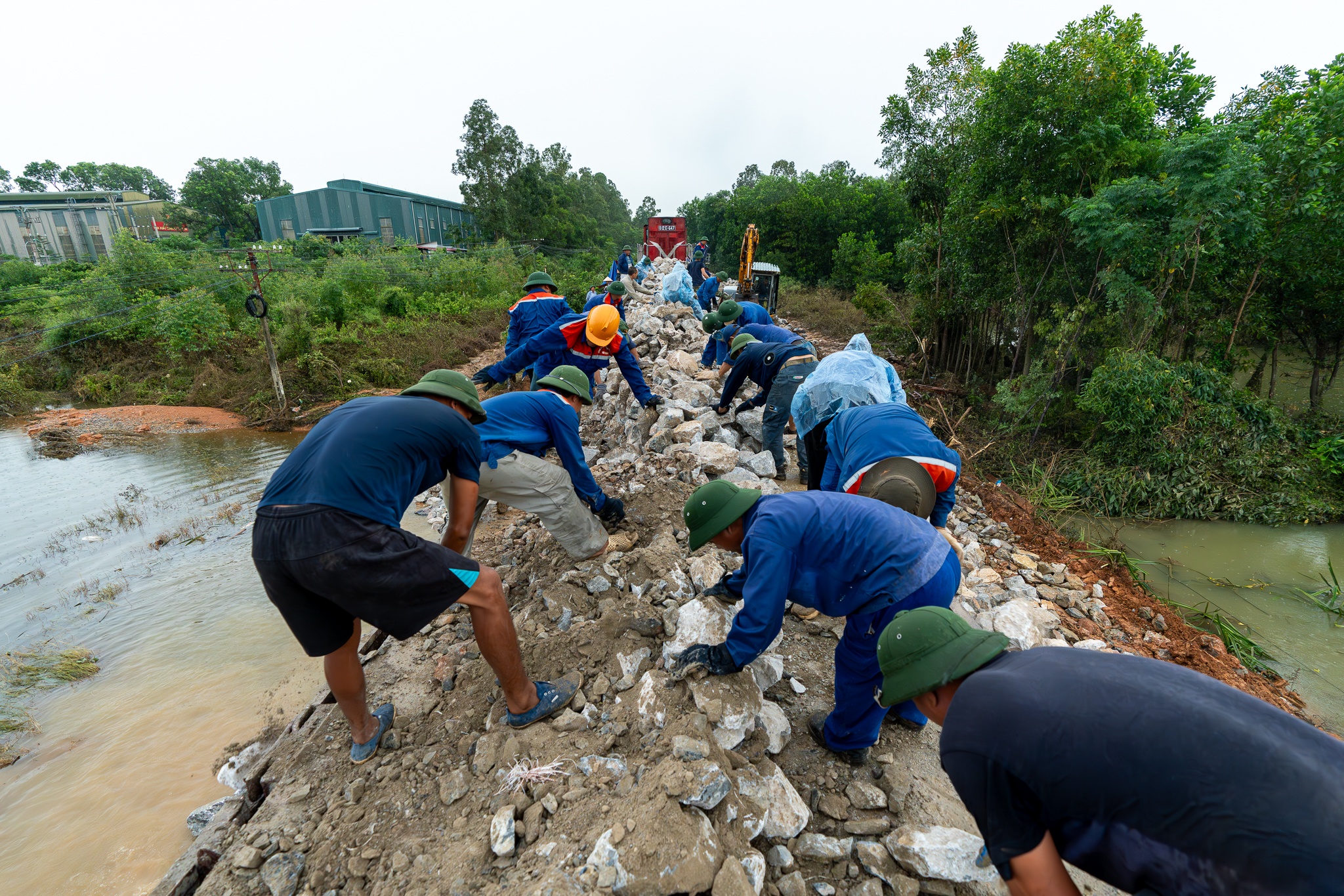 Sat lo duong sat,  bao so 11,  bao Matmo anh 8