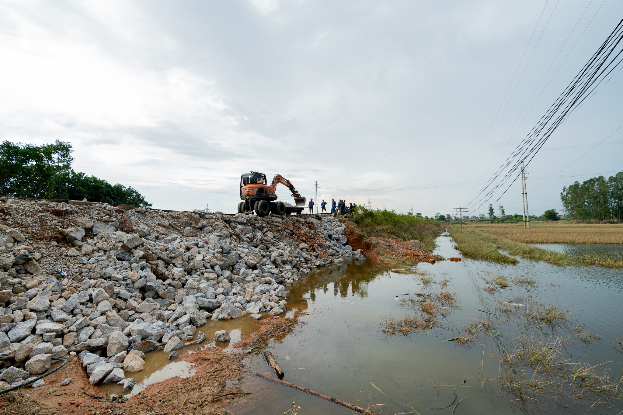 Sat lo duong sat,  bao so 11,  bao Matmo anh 2