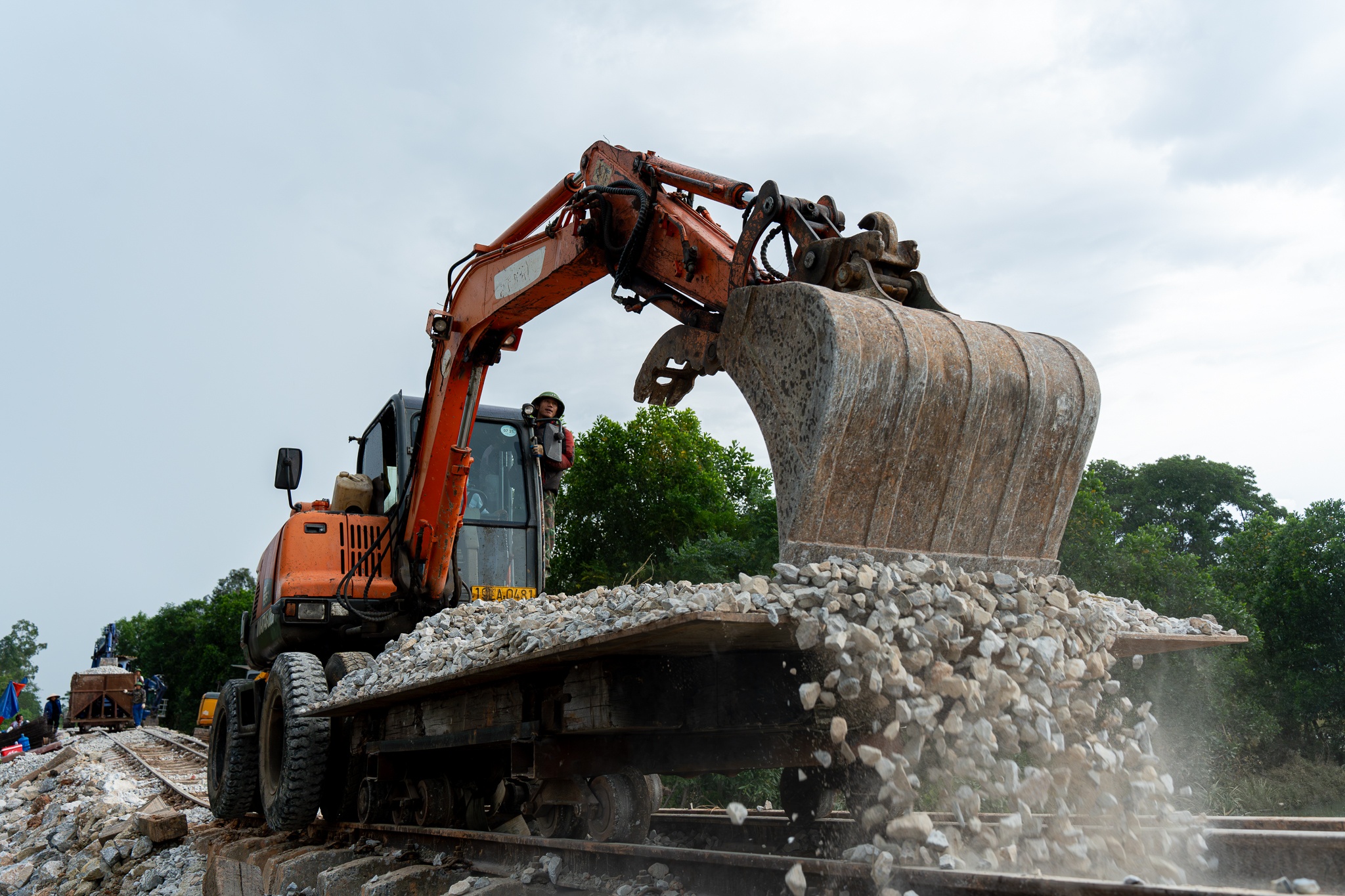 Tuyen duong sat Ha Noi - Thai Nguyen dan khoi phuc sau su co sat lo hinh anh