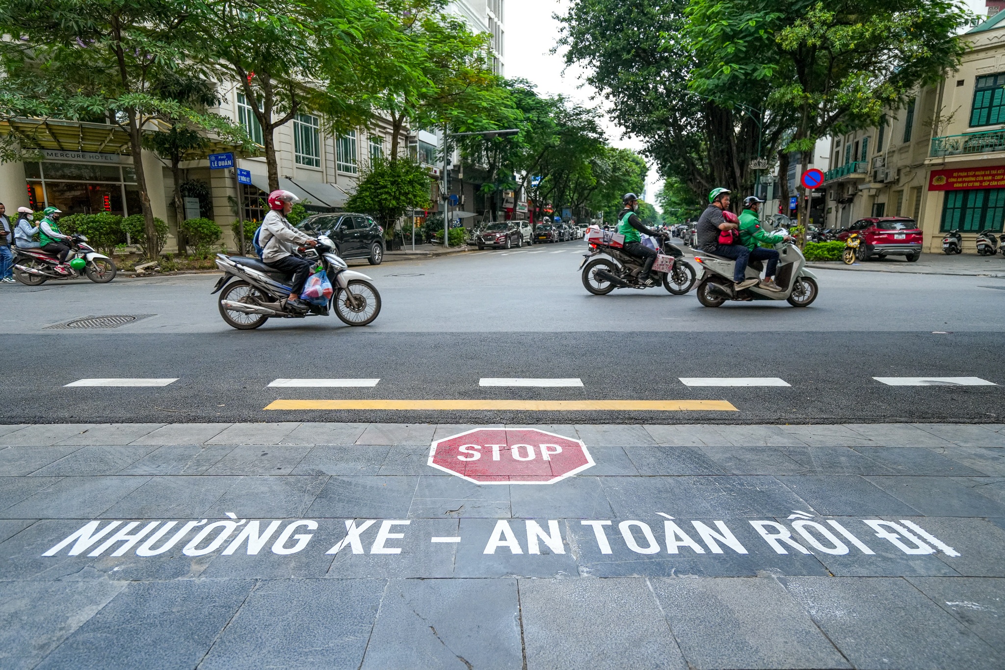 Cuc CSGT lan dau son chu tren duong de nhac tai xe giam toc hinh anh