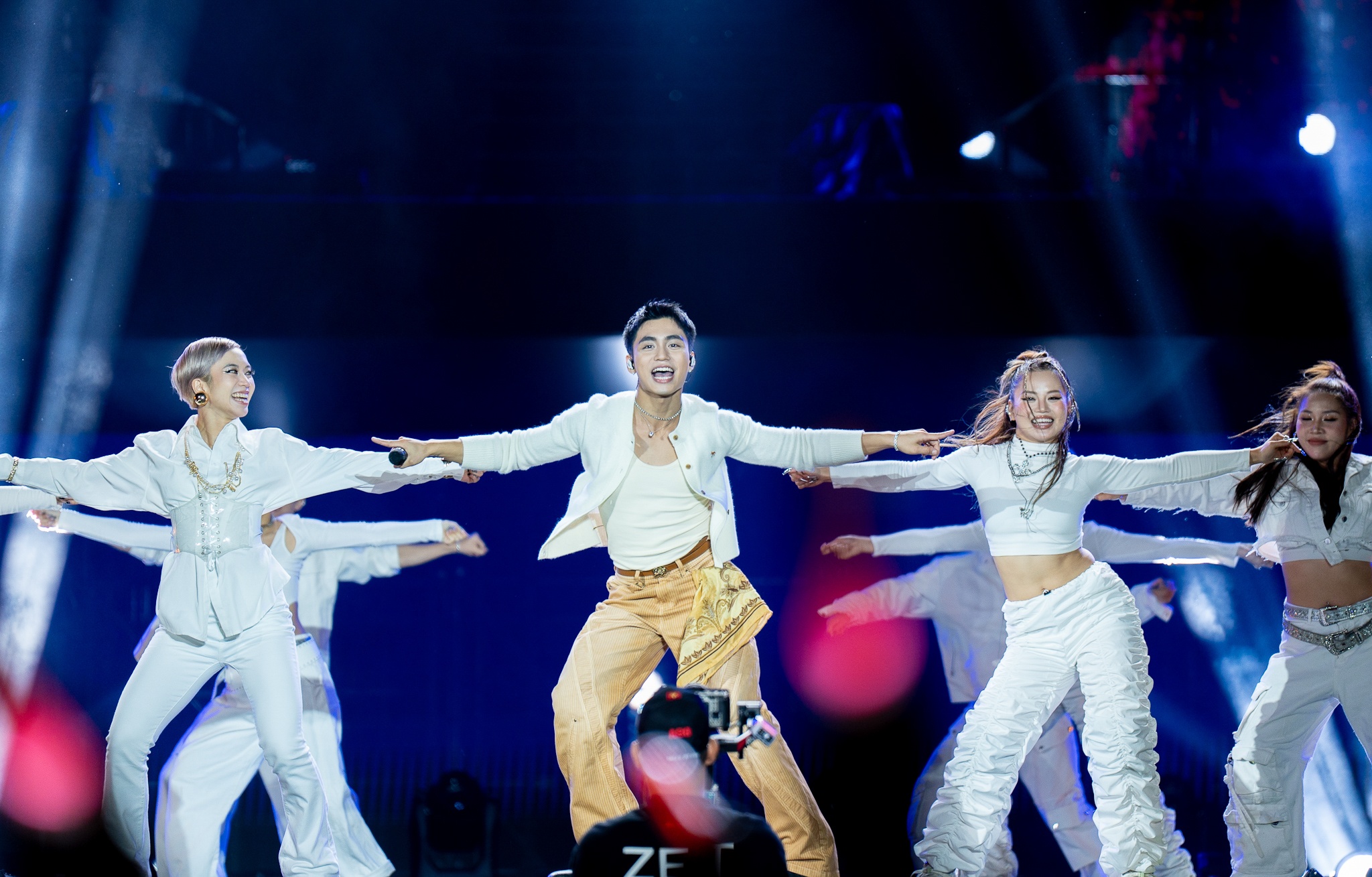 Khoanh khac MONO 'nhan cuoc goi lua dao' bung no san khau Ha Noi hinh anh