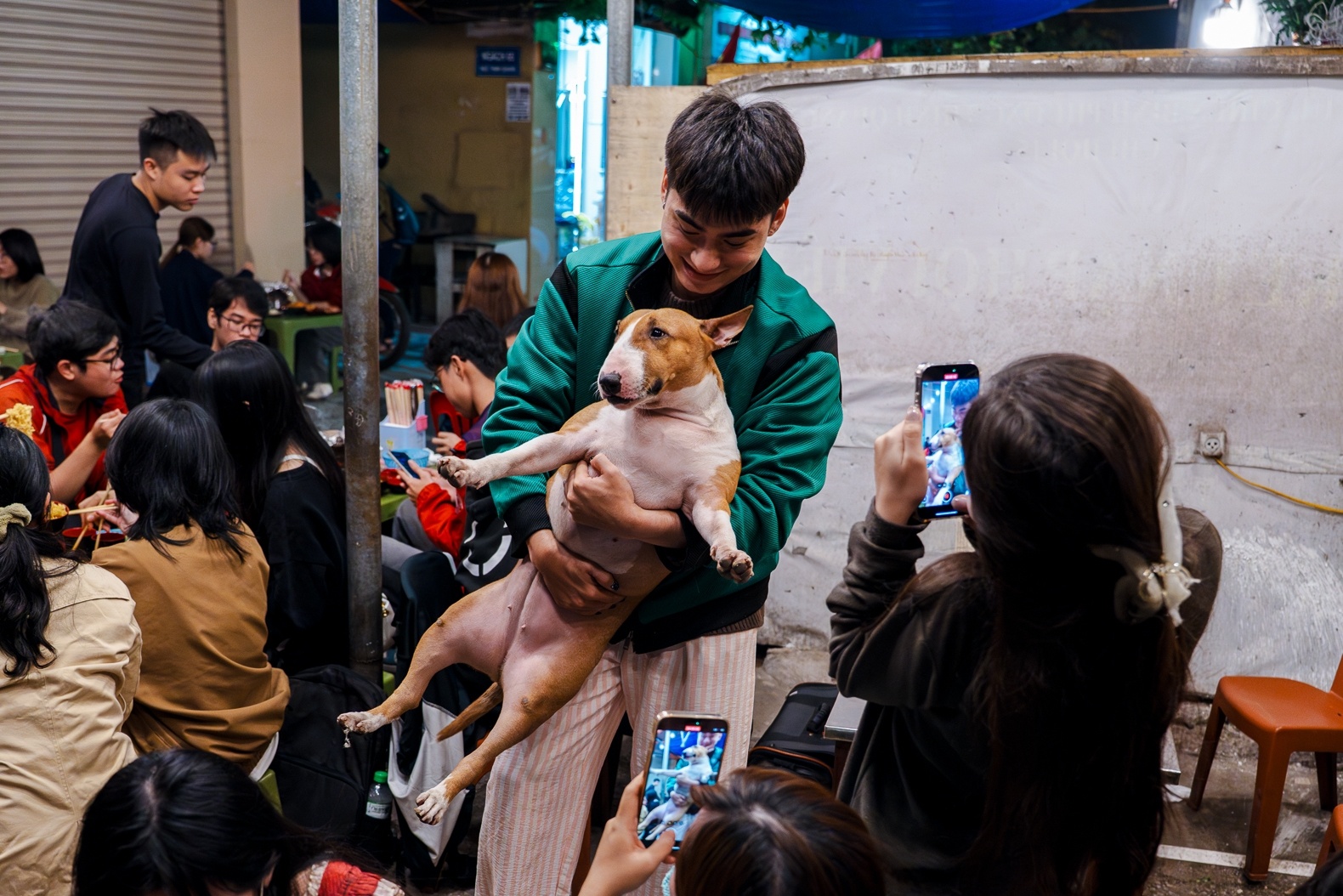 Cho hang gio gap 'Cau Vang' giong trong game Quan pho anh Hai hinh anh