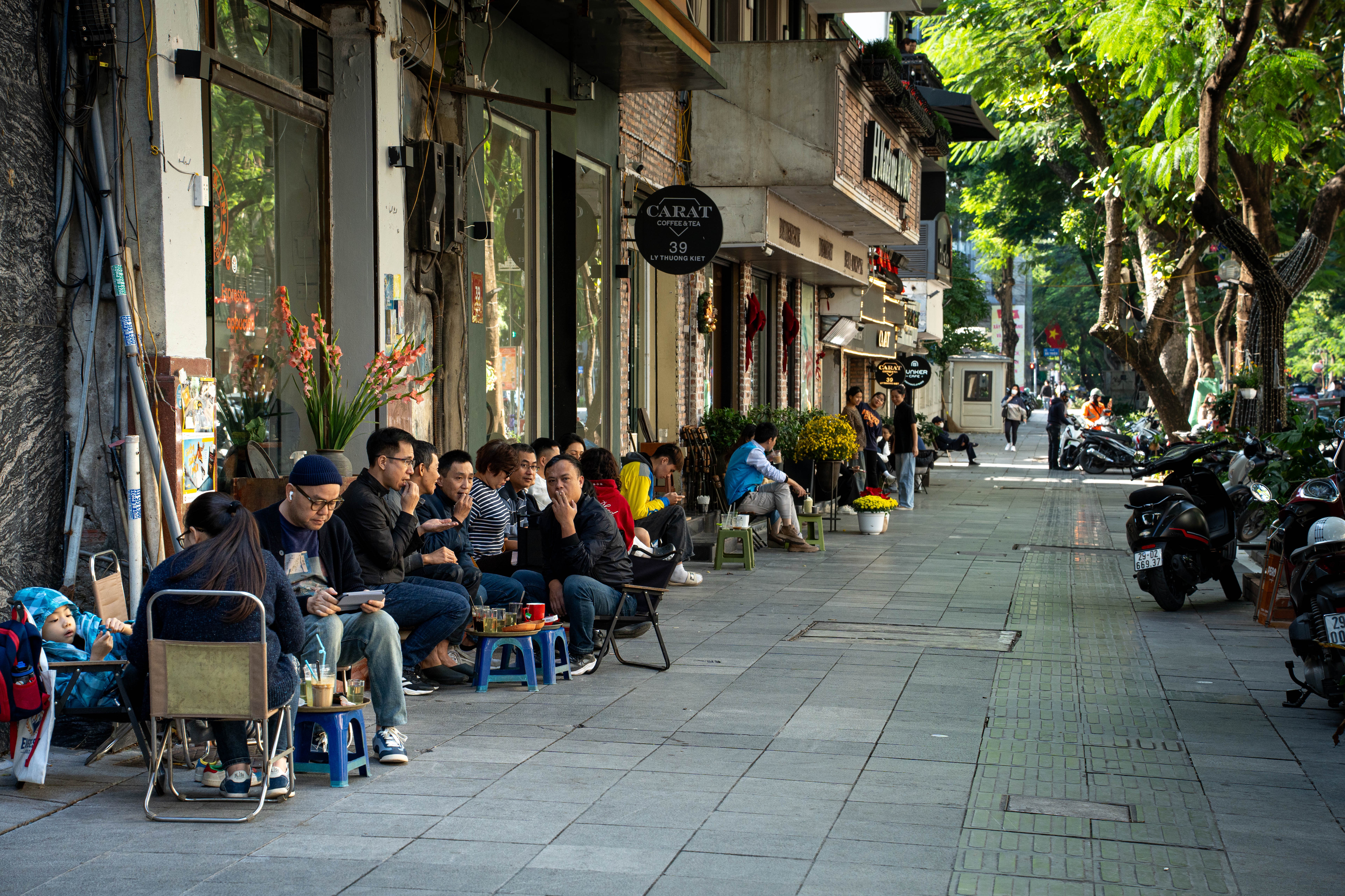 Canh khac la tren via he pho co Ha Noi hinh anh