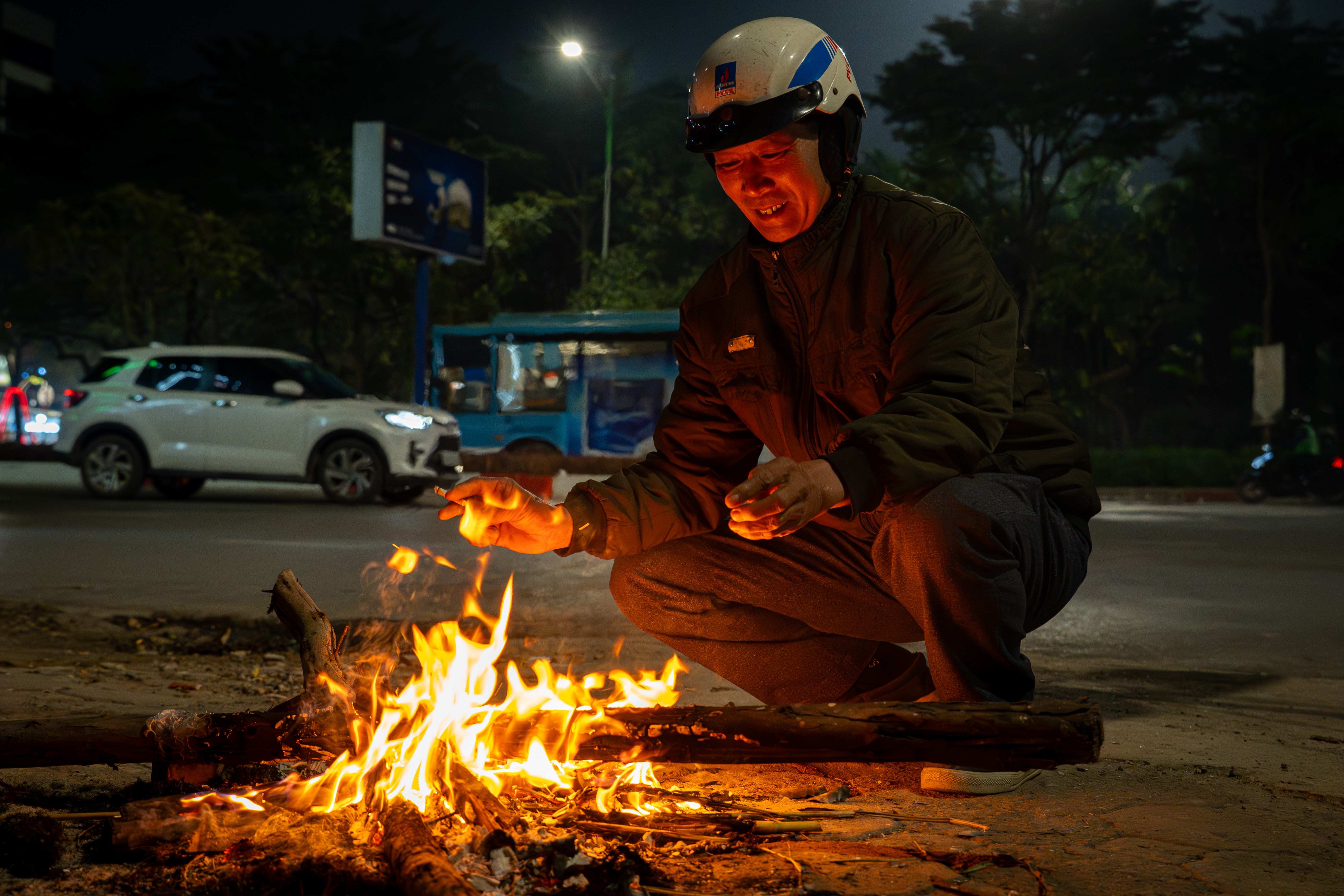 Nguoi dan Ha Noi dot lua suoi am duoi cai ret 10 do C hinh anh