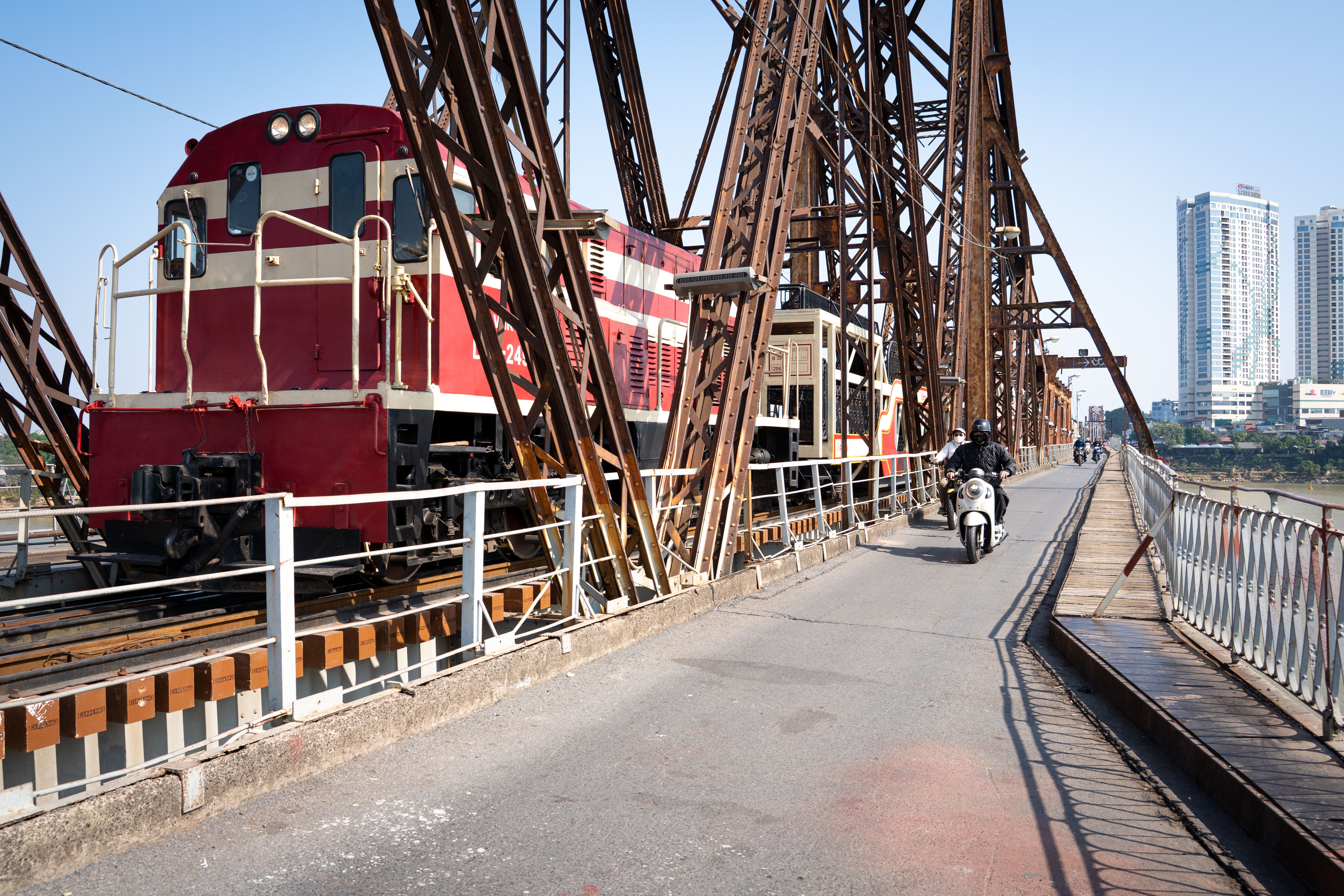 Cau Long Bien khoac 'ao moi' hinh anh