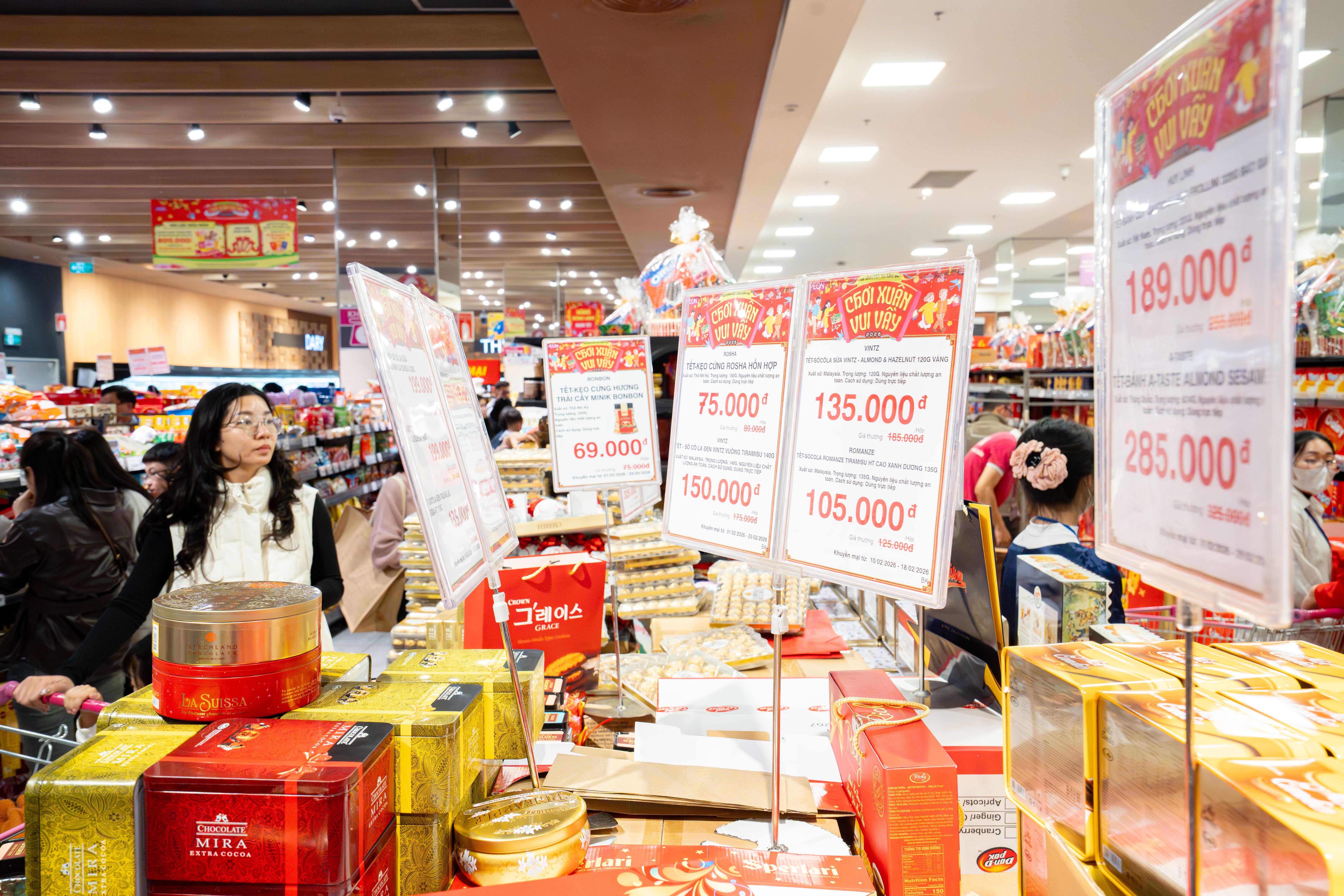 nguoi dan mua sam tet anh 17