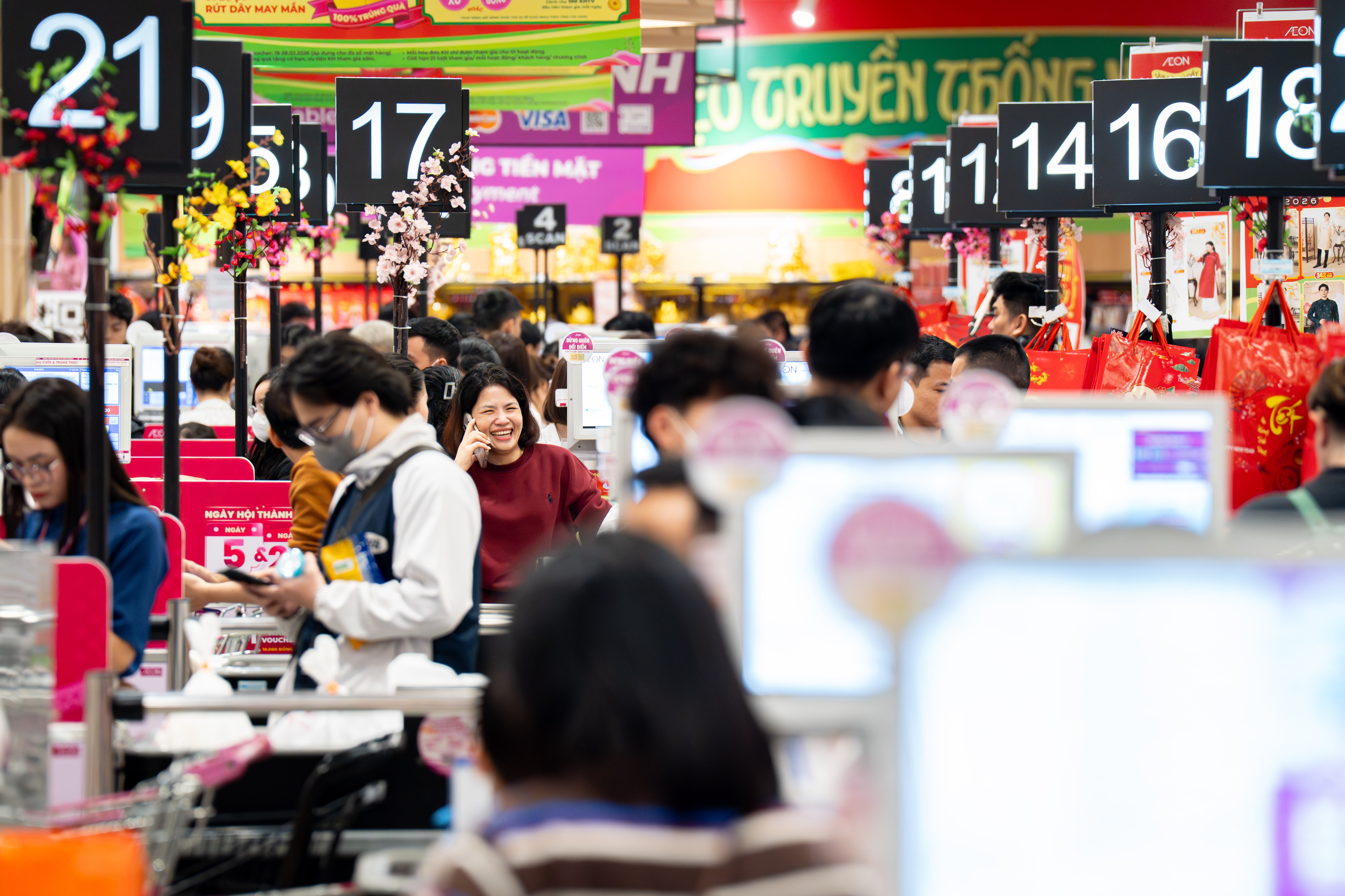 nguoi dan mua sam tet anh 19