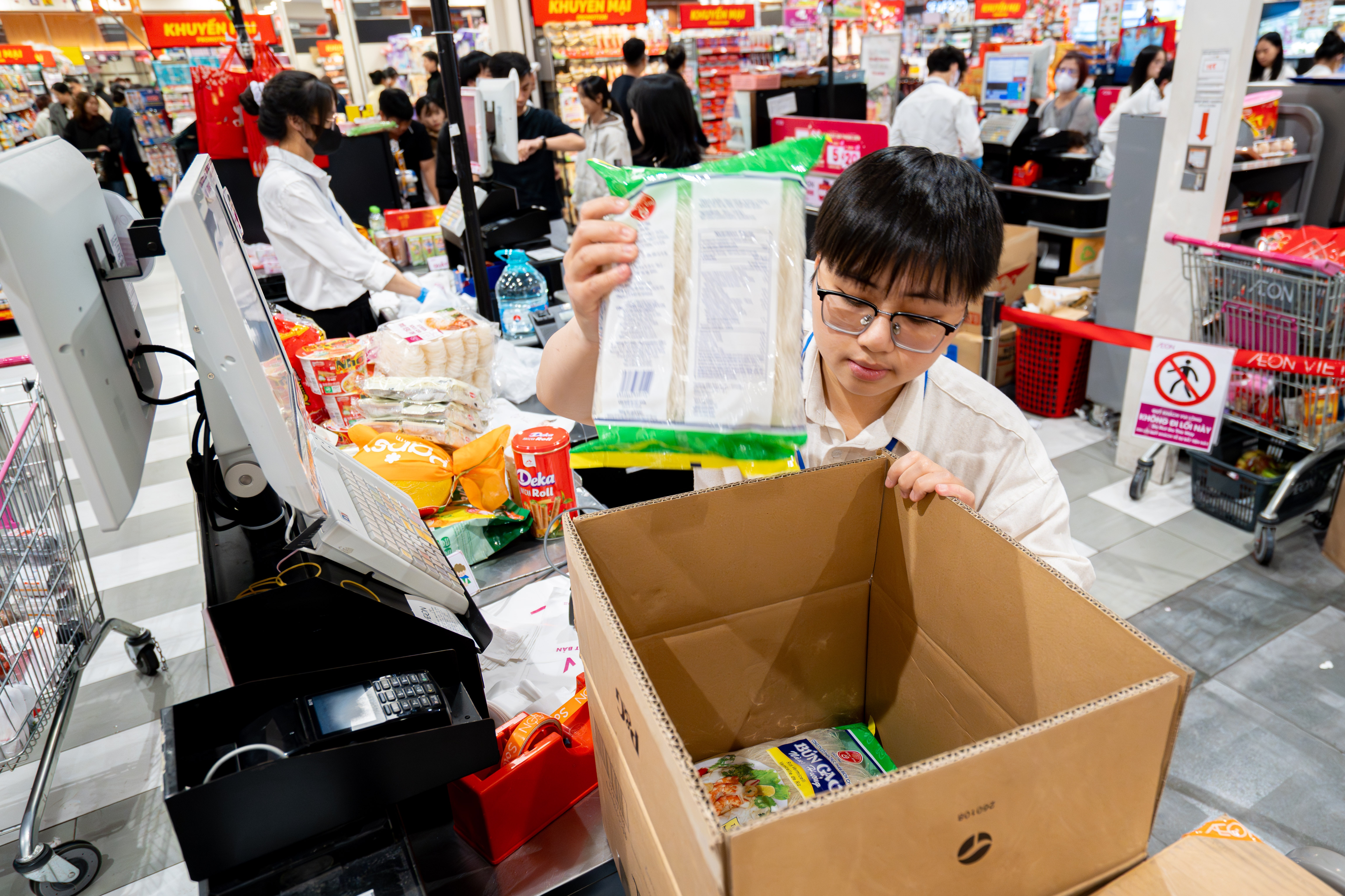 nguoi dan mua sam tet anh 21