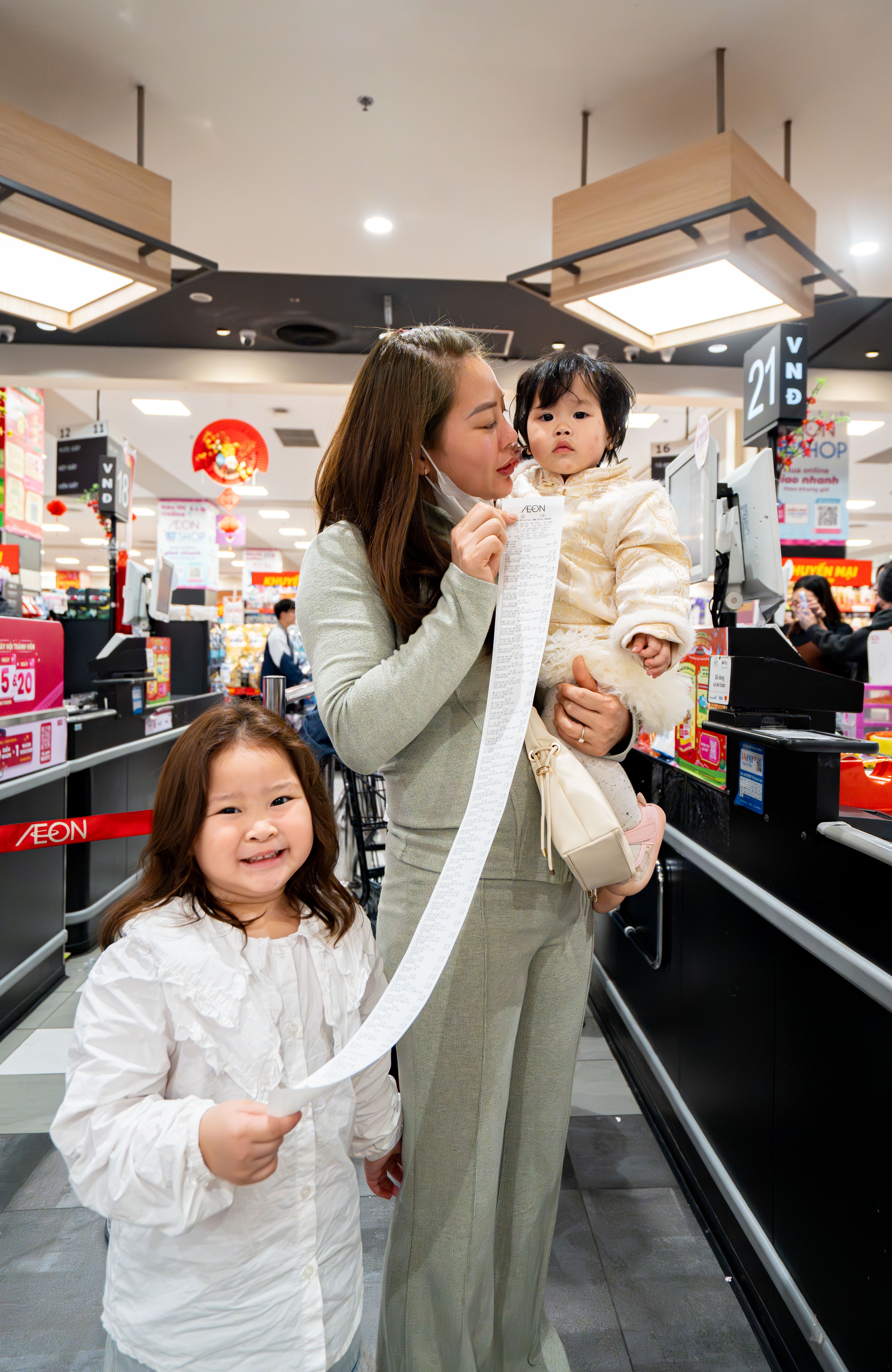 nguoi dan mua sam tet anh 22