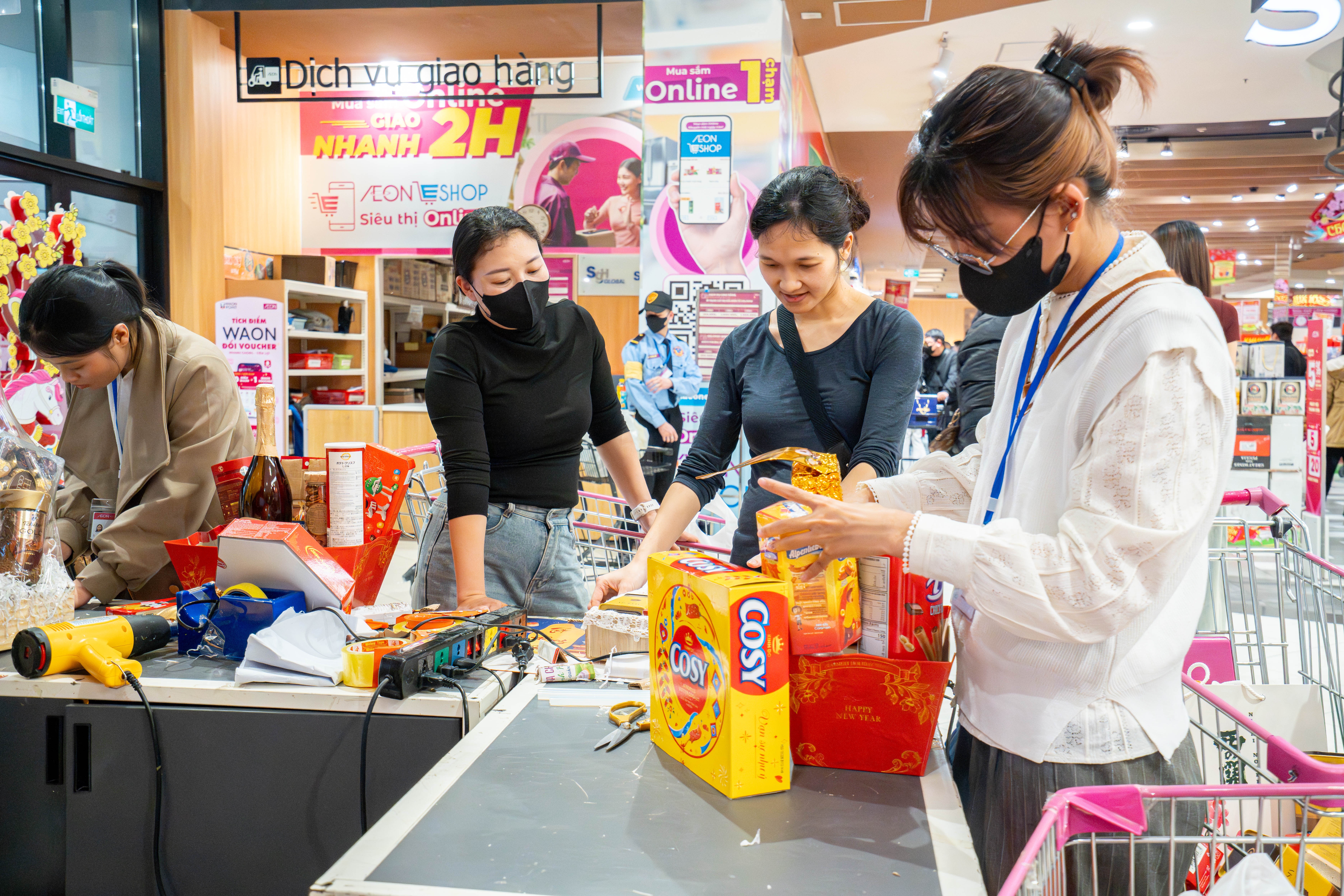 nguoi dan mua sam tet anh 12