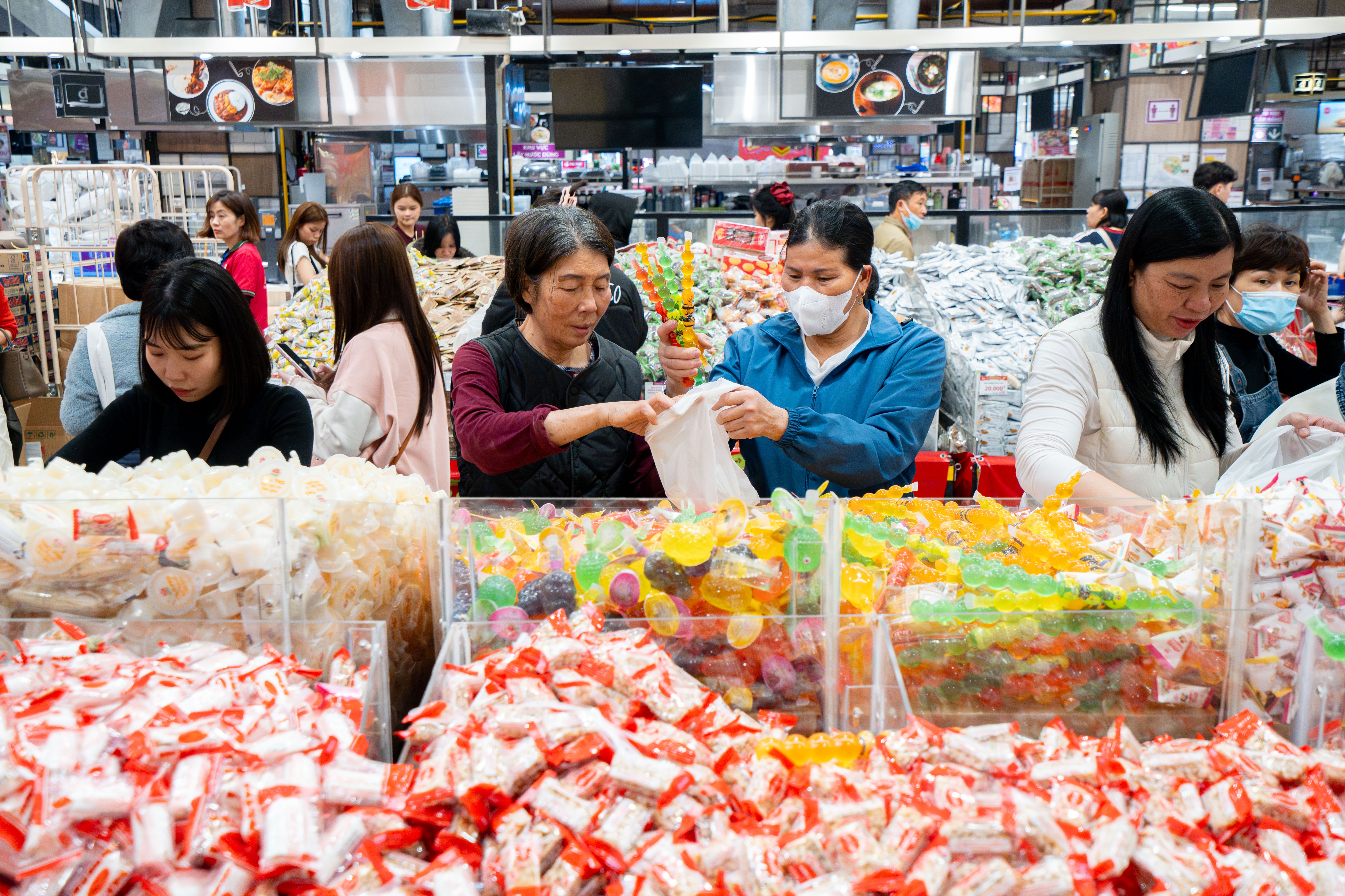 nguoi dan mua sam tet anh 13