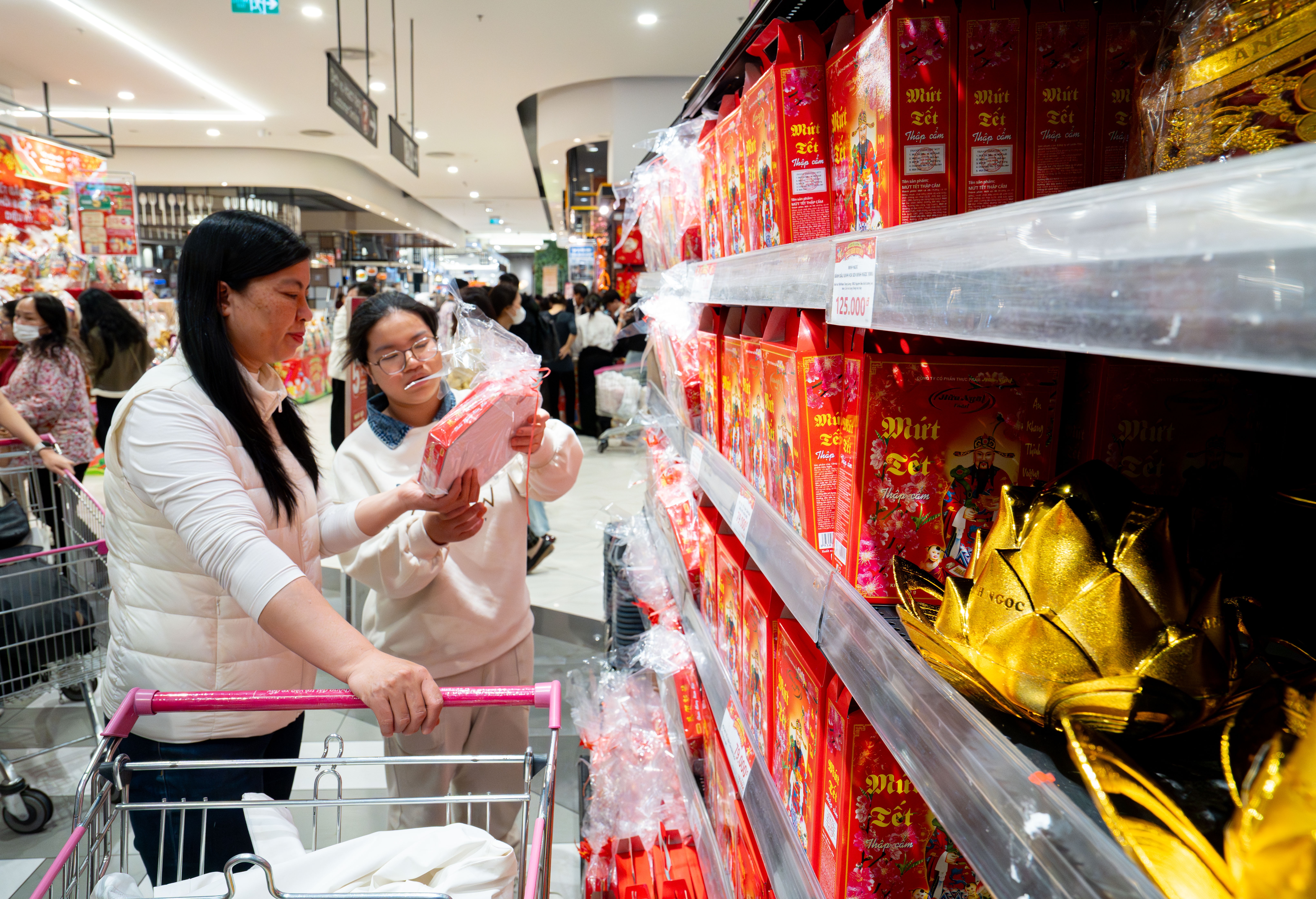 nguoi dan mua sam tet anh 14