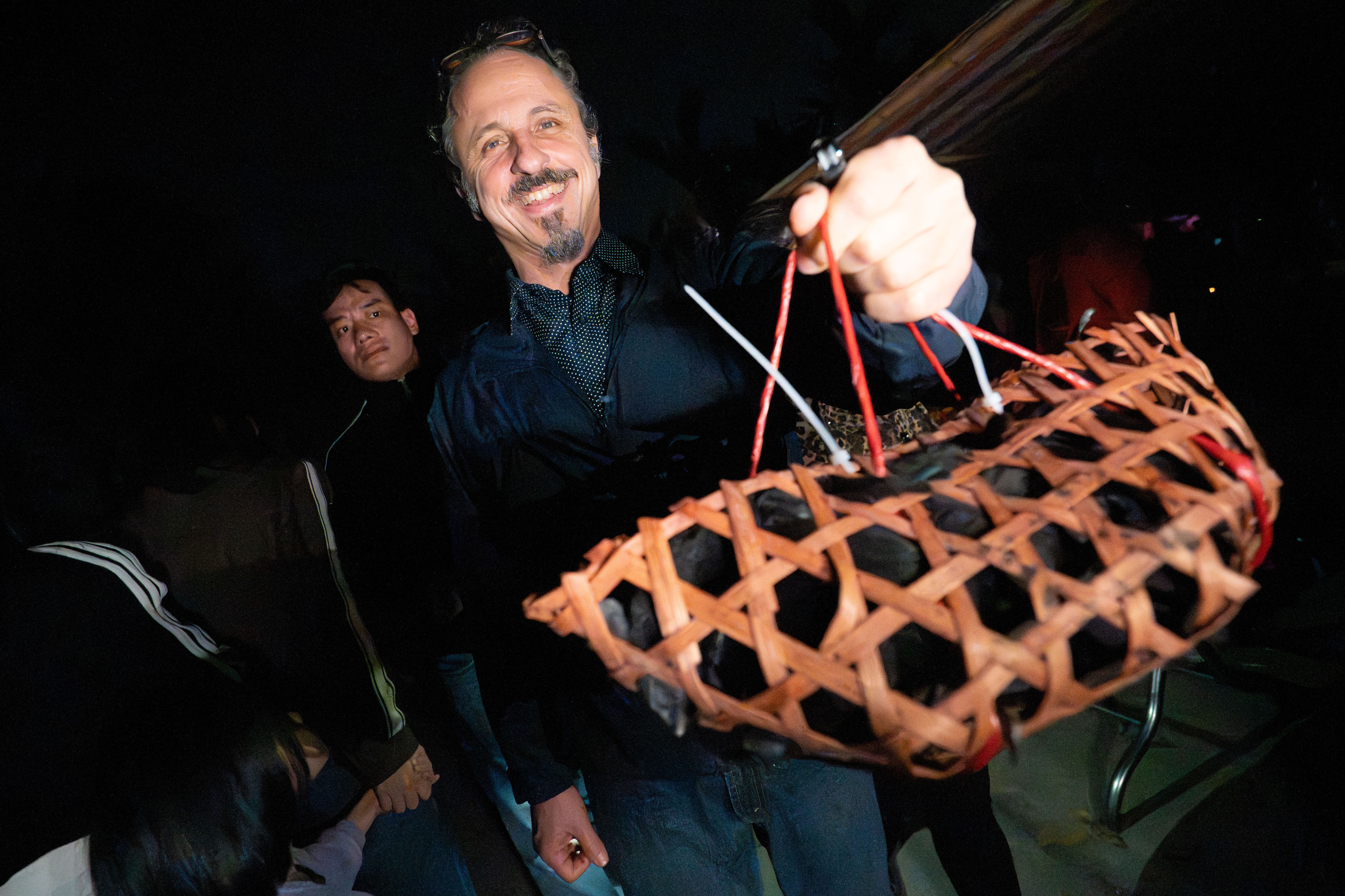 Khach Tay di cho canh nghia trang, moi nam chi mo 1 ngay o Bac Ninh hinh anh