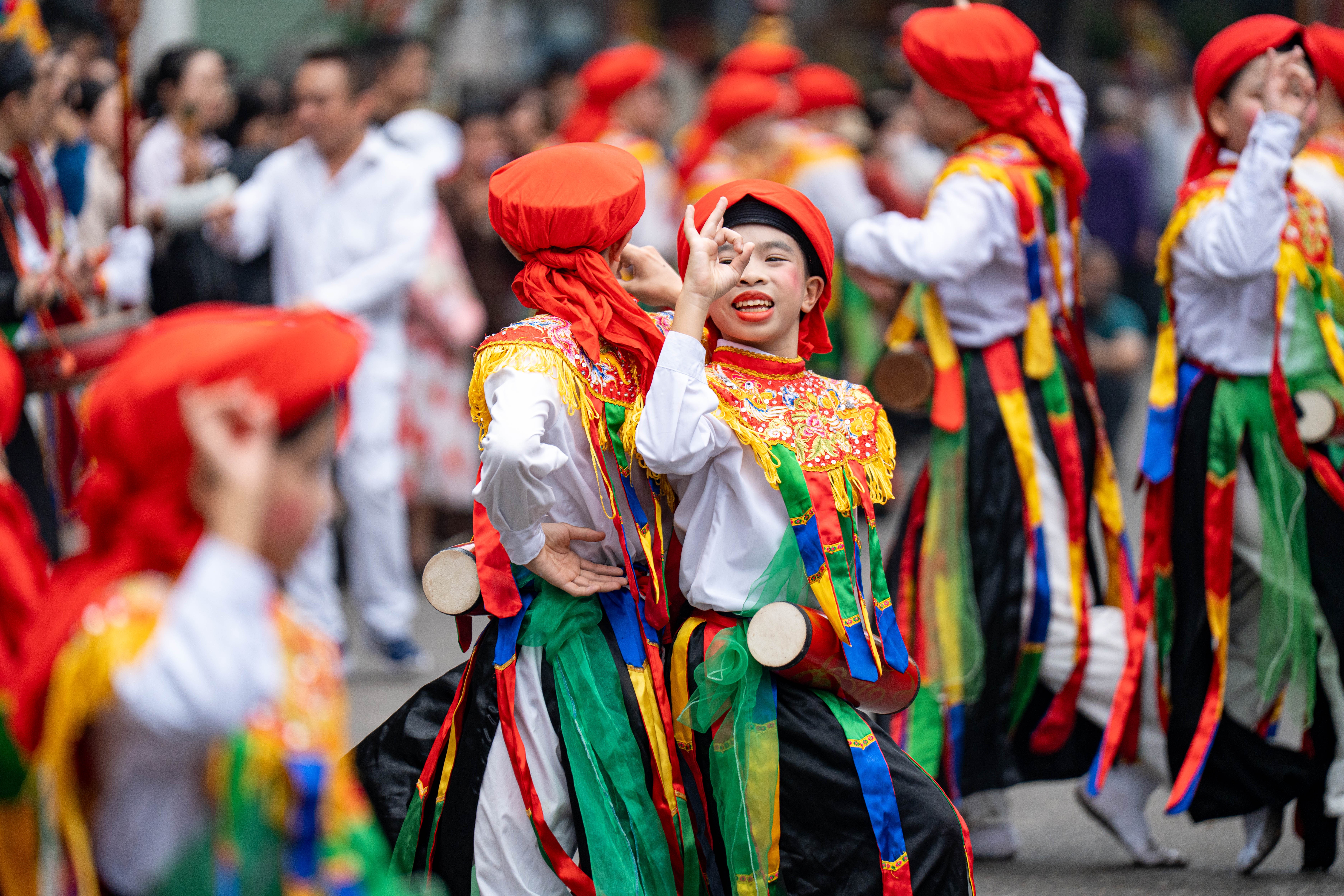 Mua “Con di danh bong” o hoi lang tai Ha Noi hinh anh