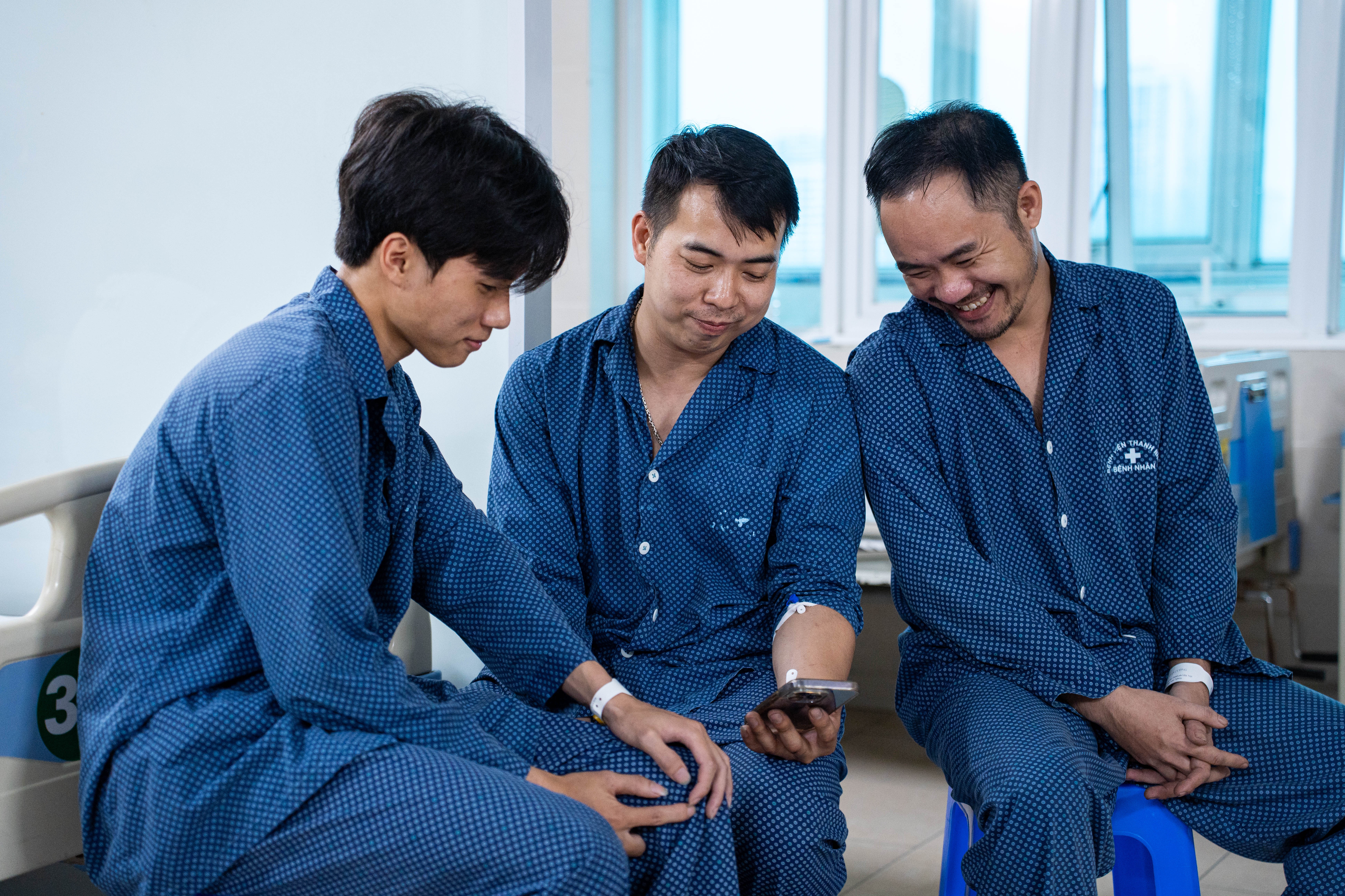 Nhan chung ke lai khoanh khac lao vao dam chay cuu nguoi tai Linh Dam hinh anh