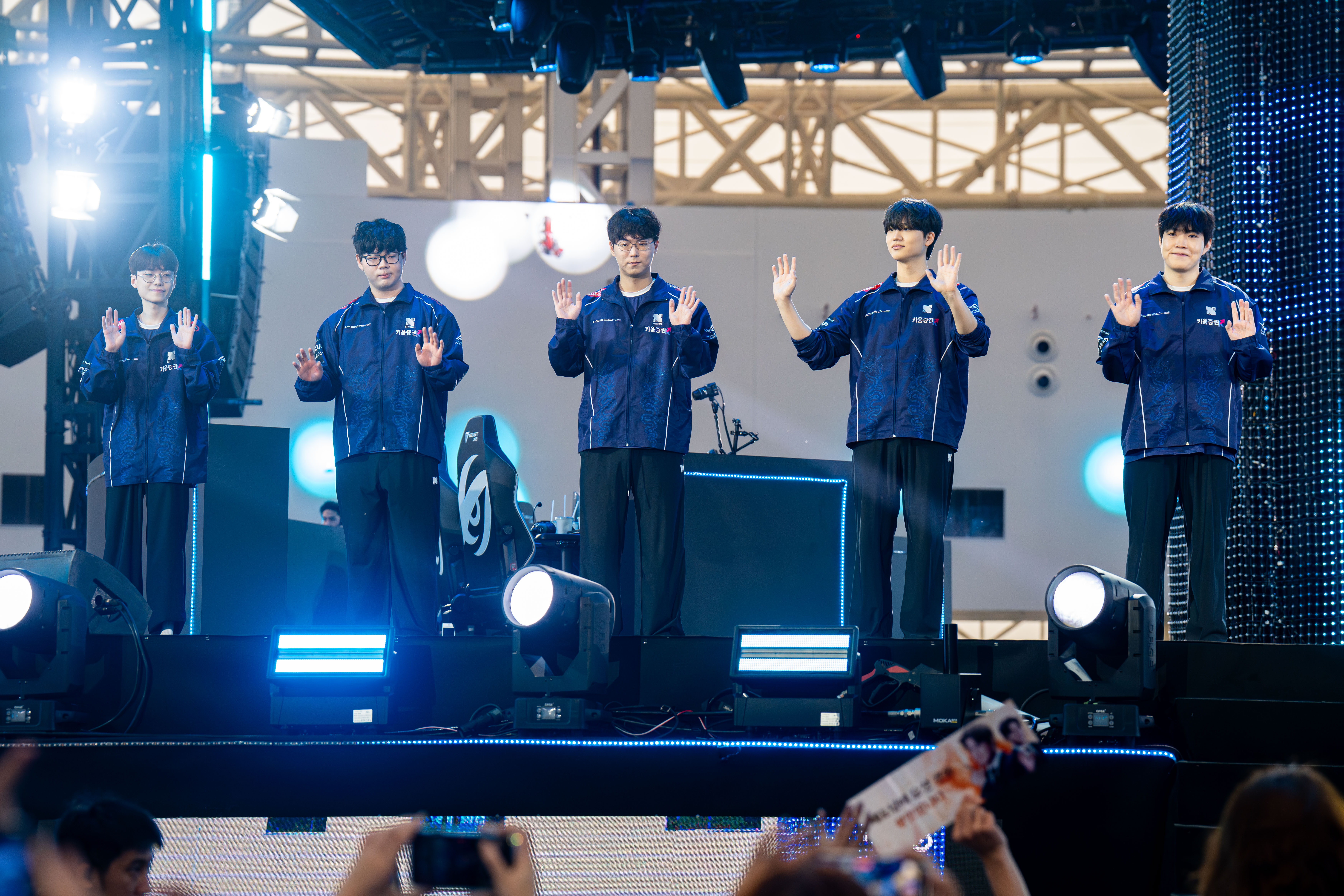 LCK,  DRX,  HLE,  VEC,  Ha Noi anh 1