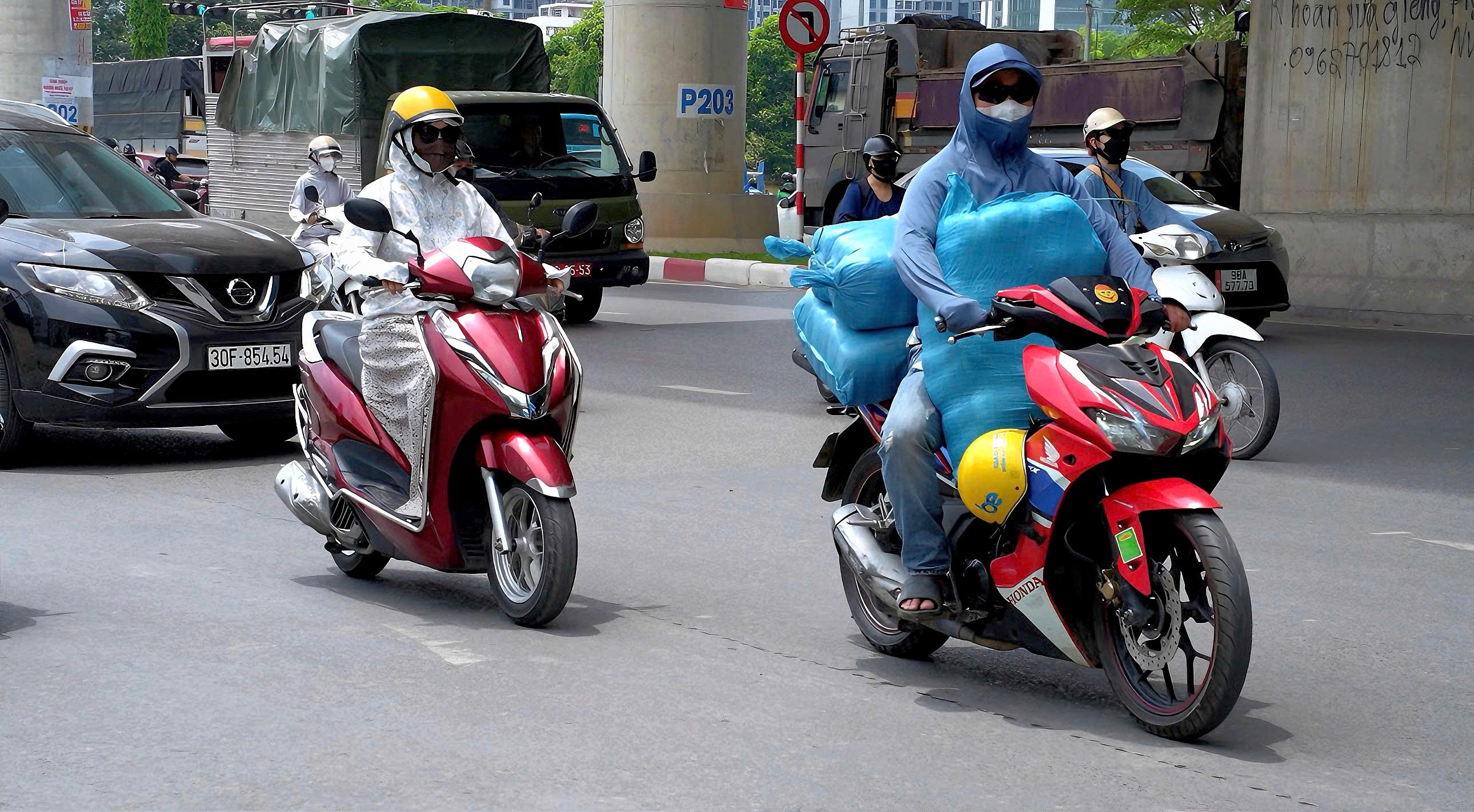 Nguoi dan Ha Noi chat vat khi ra duong duoi cai nang dau he hinh anh