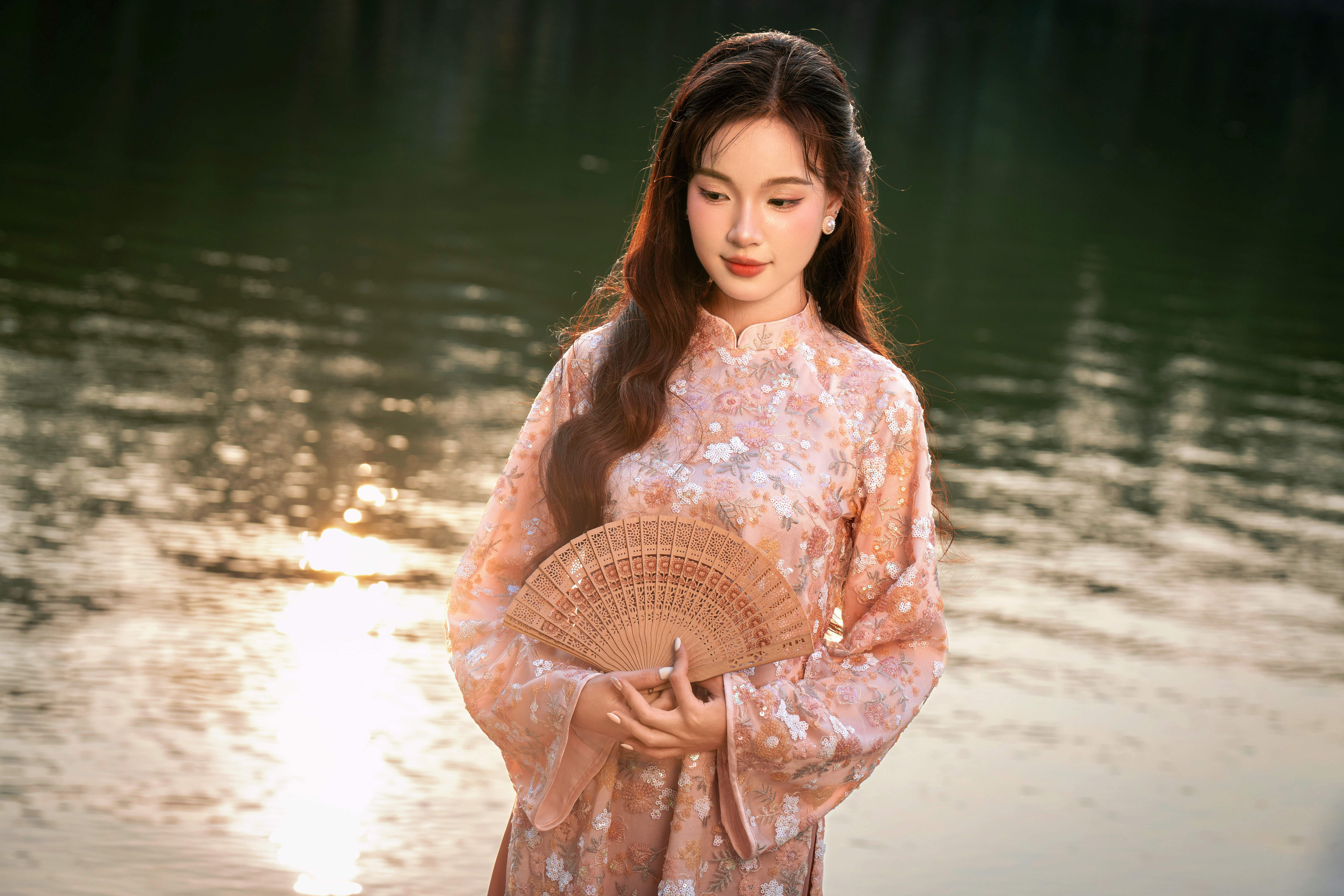 Kín 'nàng thơ' chụp ảnh ở Hồ Gươm