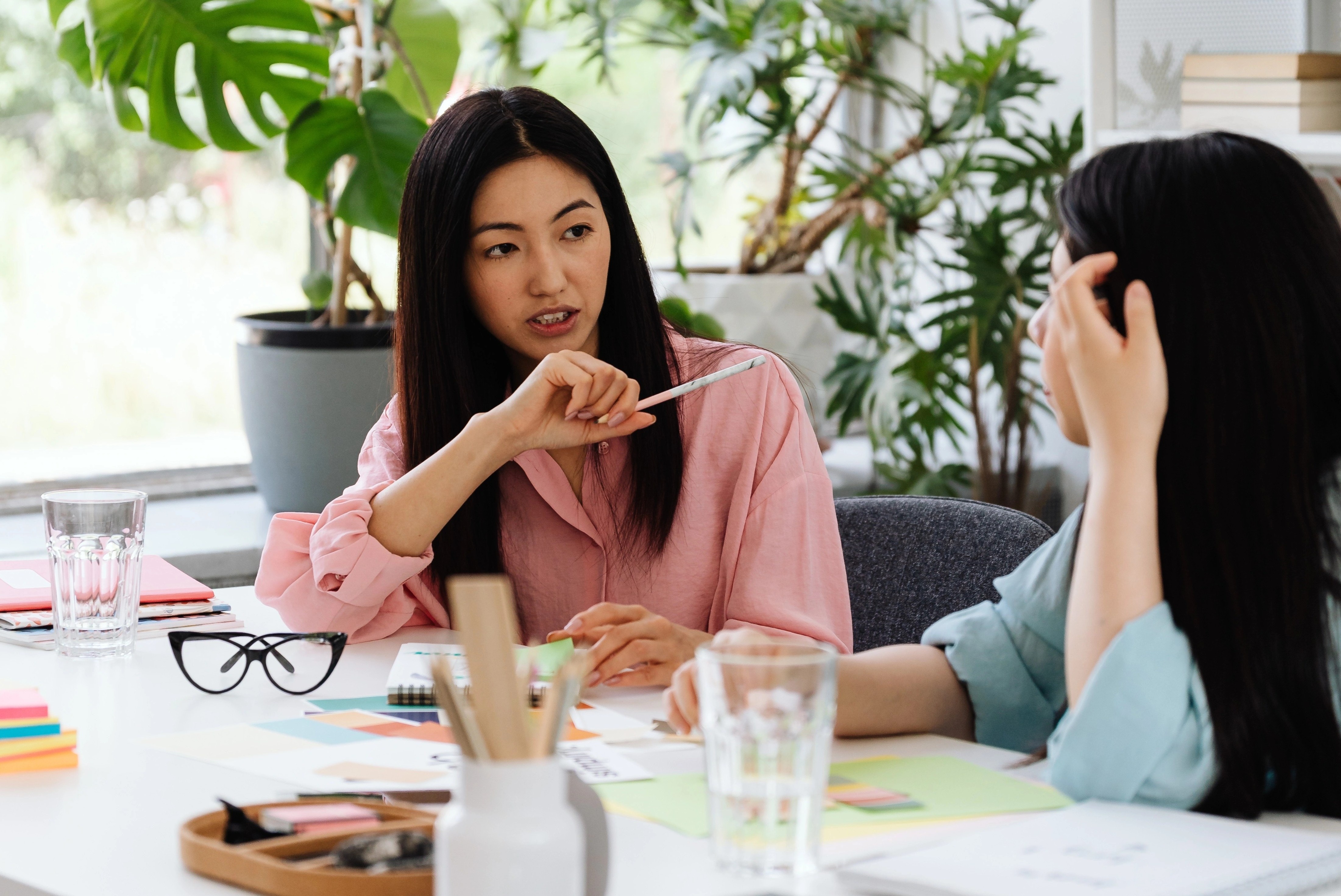 Khi nghe tay trai tro thanh ganh nang hinh anh