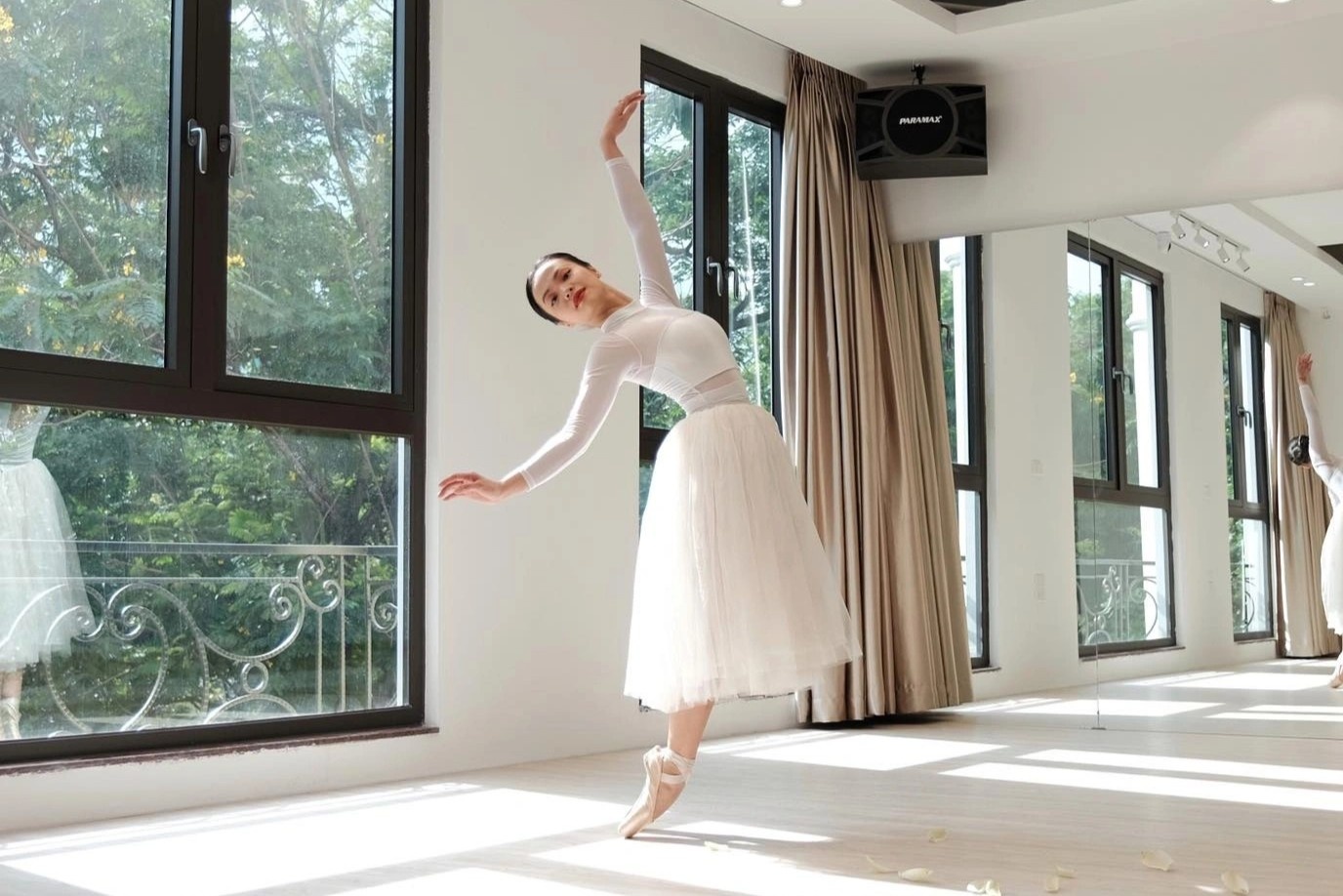 Dan van phong hoc mua ballet sau gio lam hinh anh