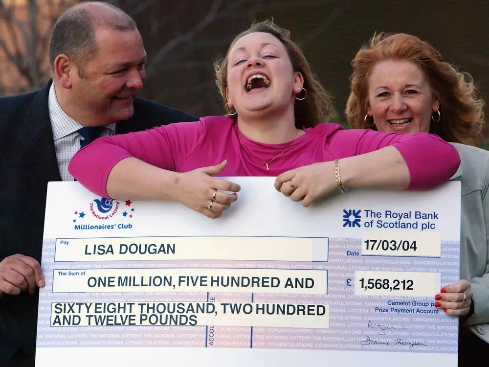 Trung 500.000 USD khi mua ve so ngay truoc gio co ket qua hinh anh