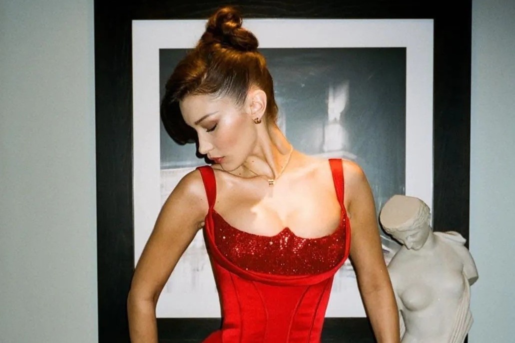 Mac mau do vao mua le hoi sao cho khong nham chan hinh anh