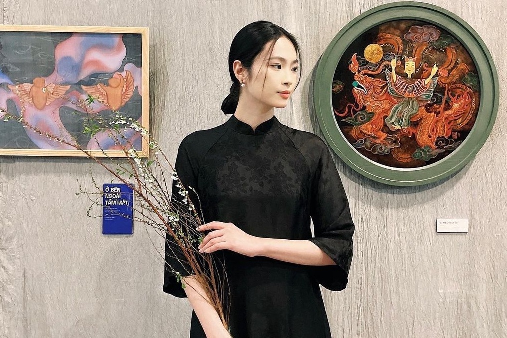 8 cach phoi mau den vao trang phuc mac Tet hinh anh