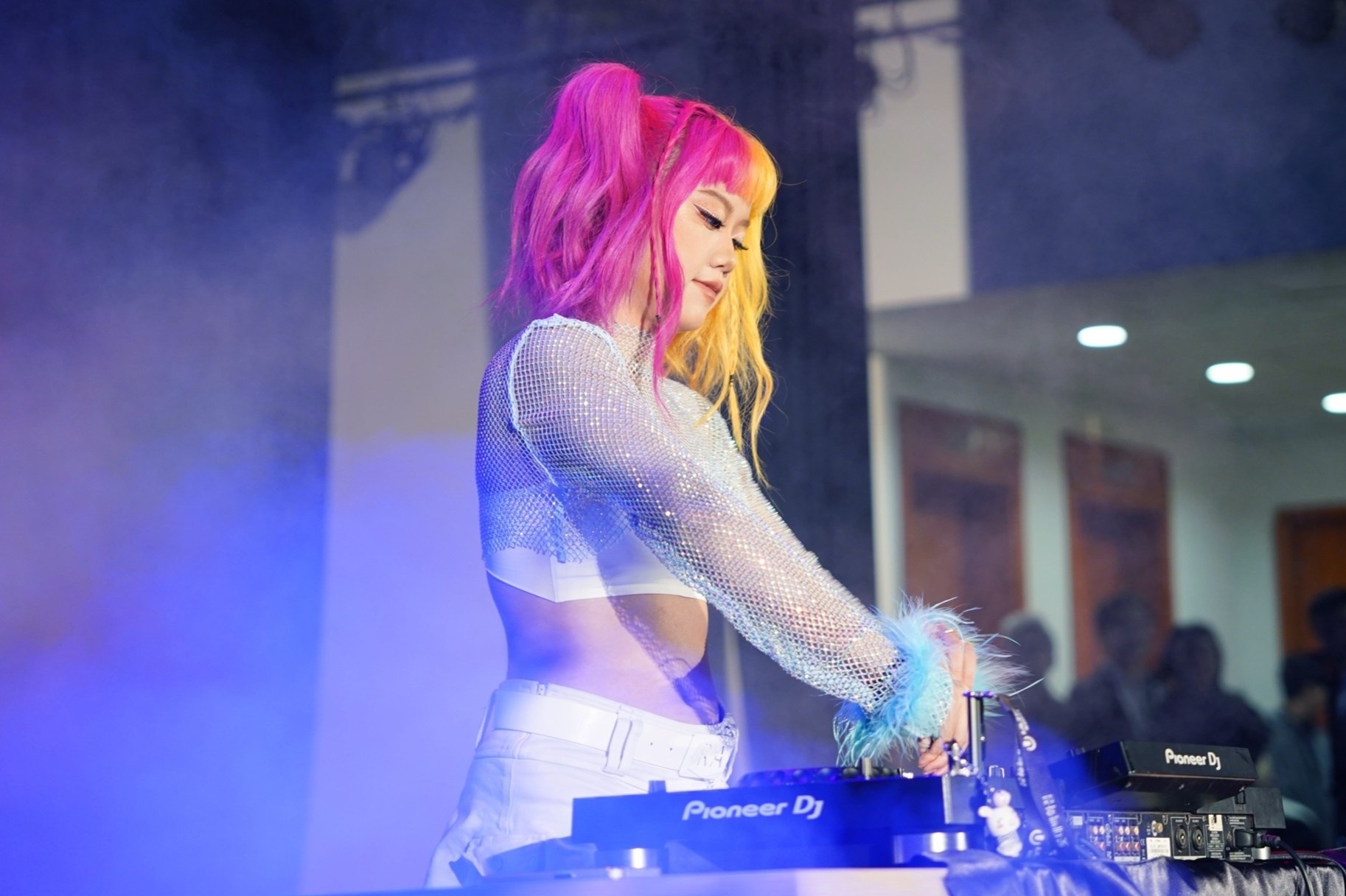 DJ, MC tat bat chay show, khan giong nhung ngay can Tet hinh anh