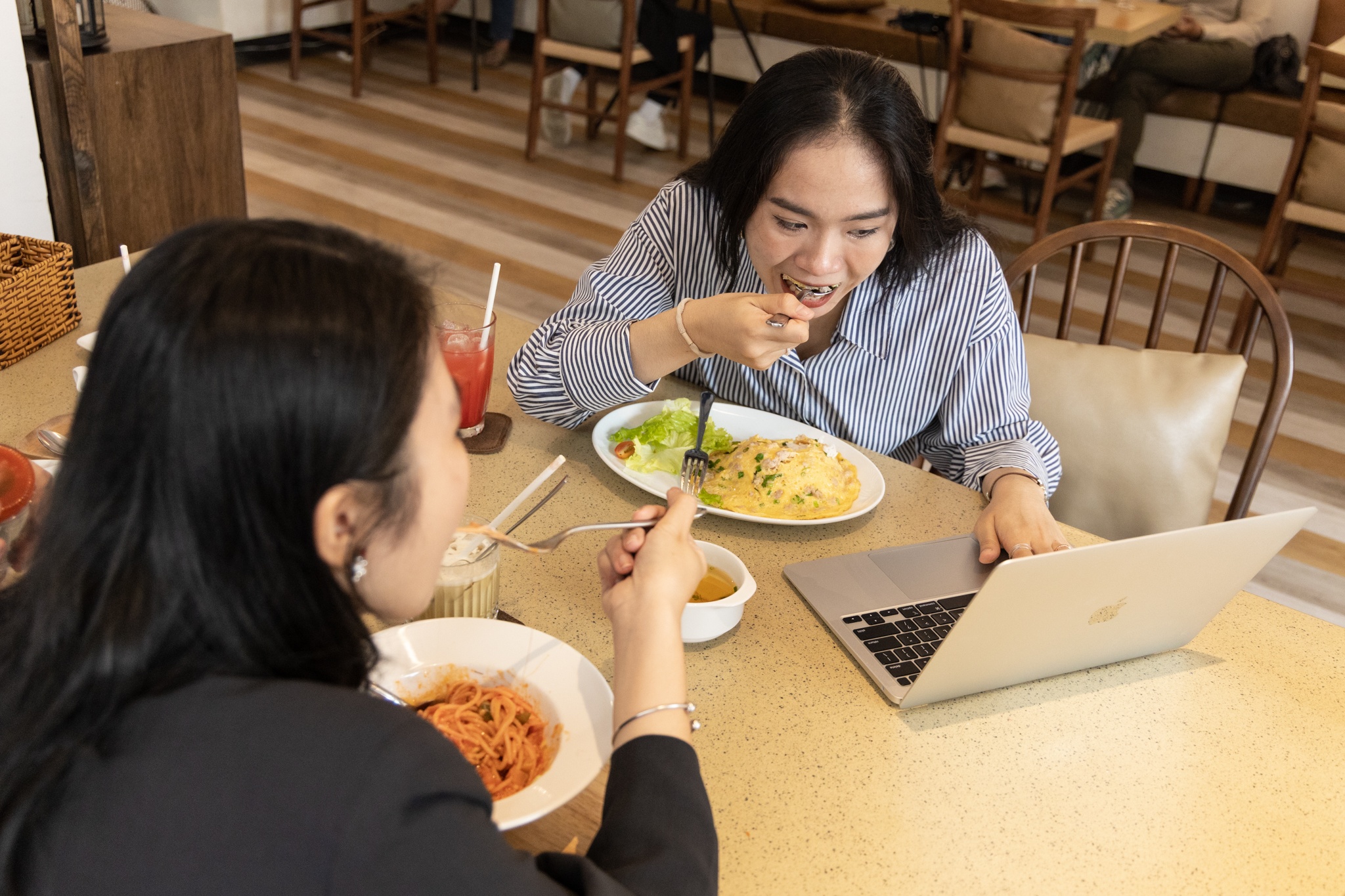 Chay deadline trong Tet ben banh tet, thit ga hinh anh