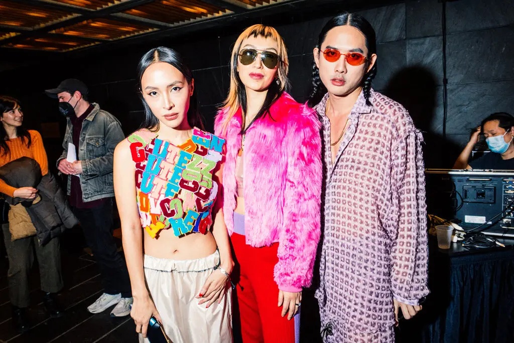 Ngay cang nhieu nguoi di thue hang hieu hinh anh