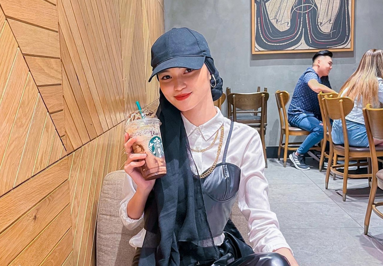 Nu KOL bi chi trich vi khoe duoc an mien phi nho 'xinh dep' hinh anh