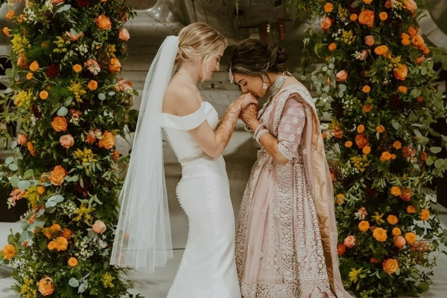 Hon le dac biet cua 2 nu tiep vien hang khong hinh anh