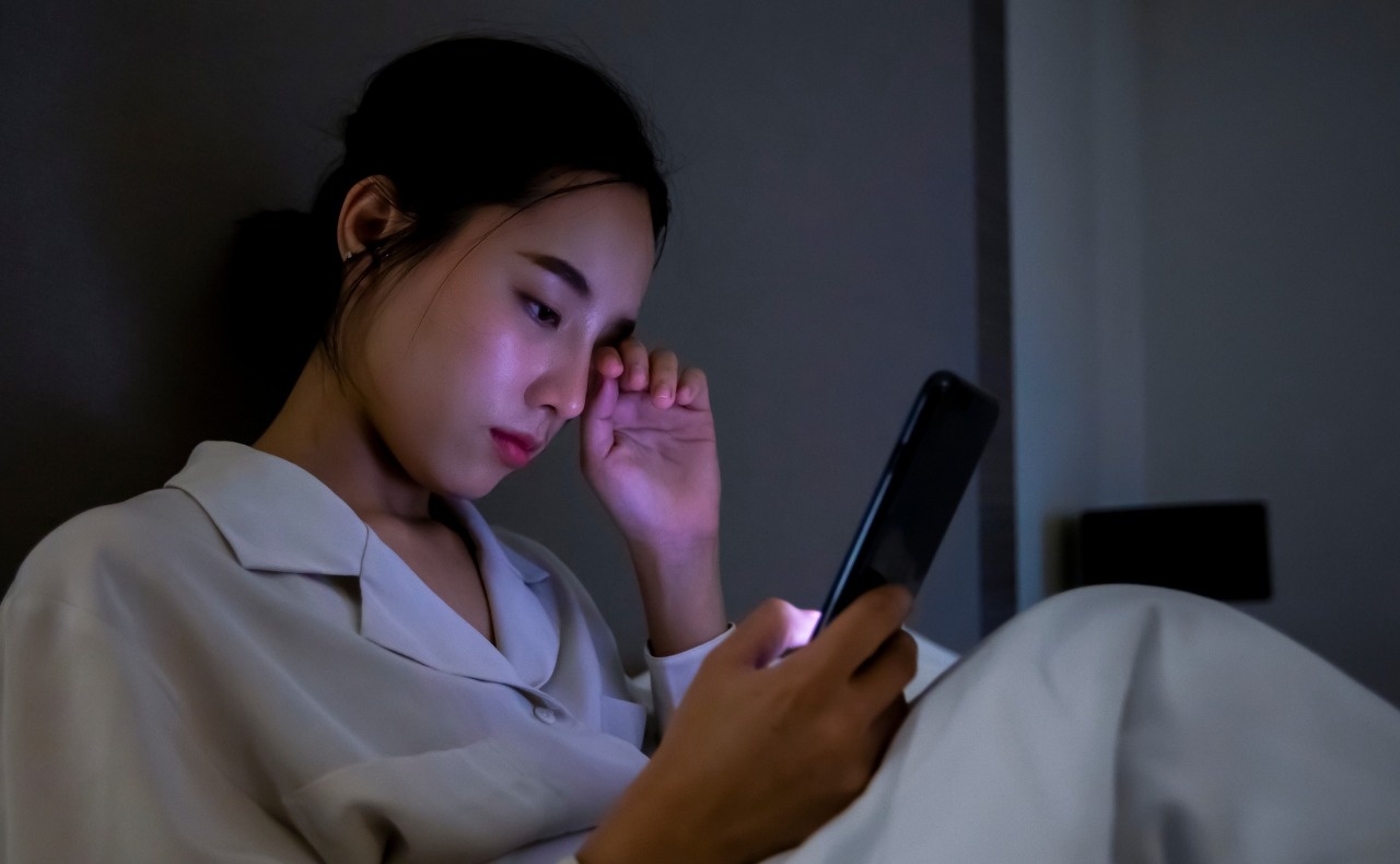 Nhieu nguoi dung dien thoai den dem vi so lo tin nhan cua sep hinh anh