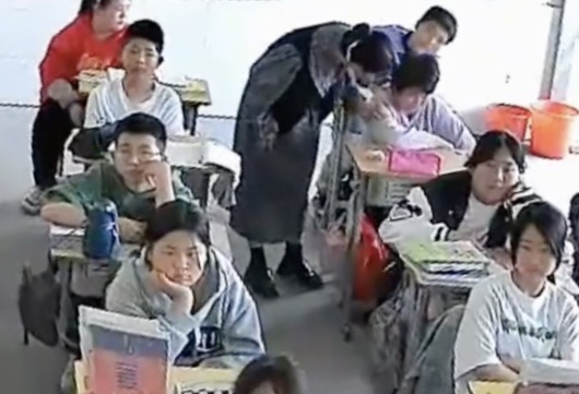 Co giao om ap, vo ve hoc sinh bi mat cha gay xuc dong hinh anh