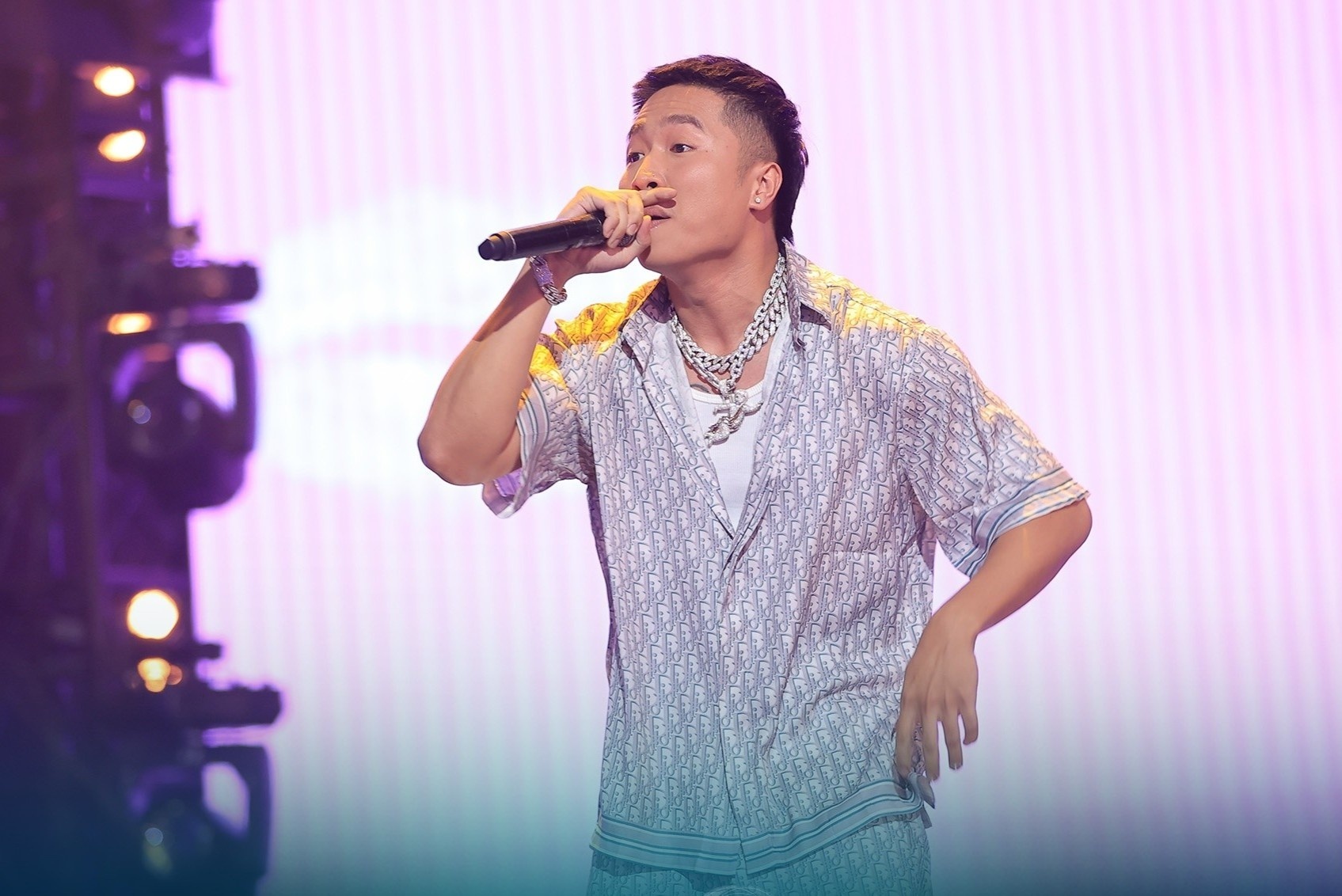 Vi sao rapper chuong phu kien ham ho hinh anh