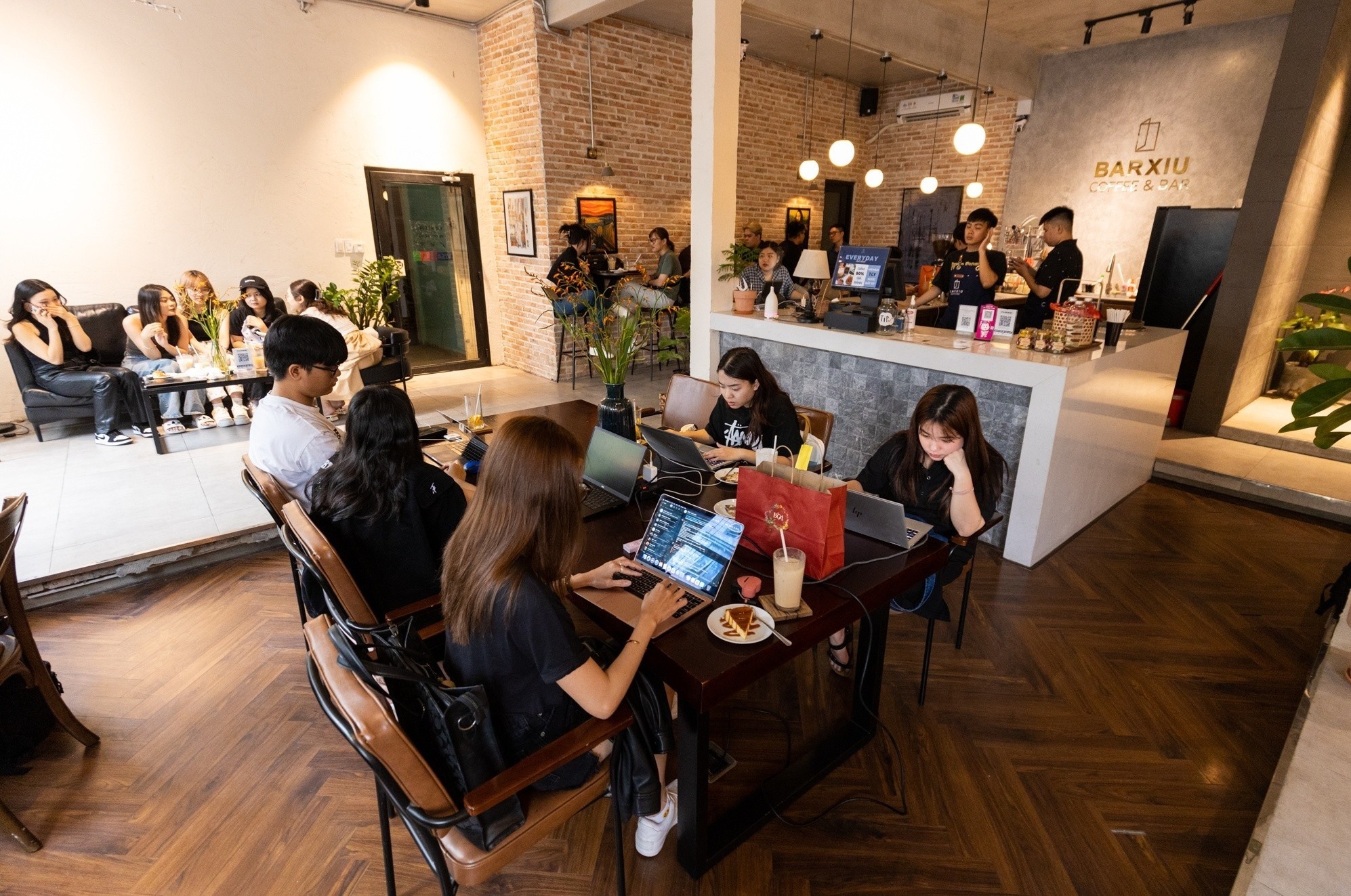 nhan vien van phong anh 4