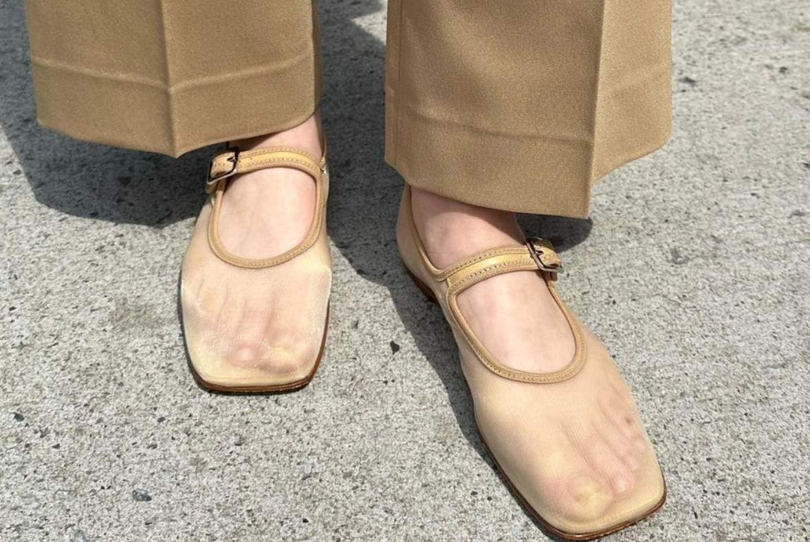 Thoi cua nhung doi giay trong suot hinh anh