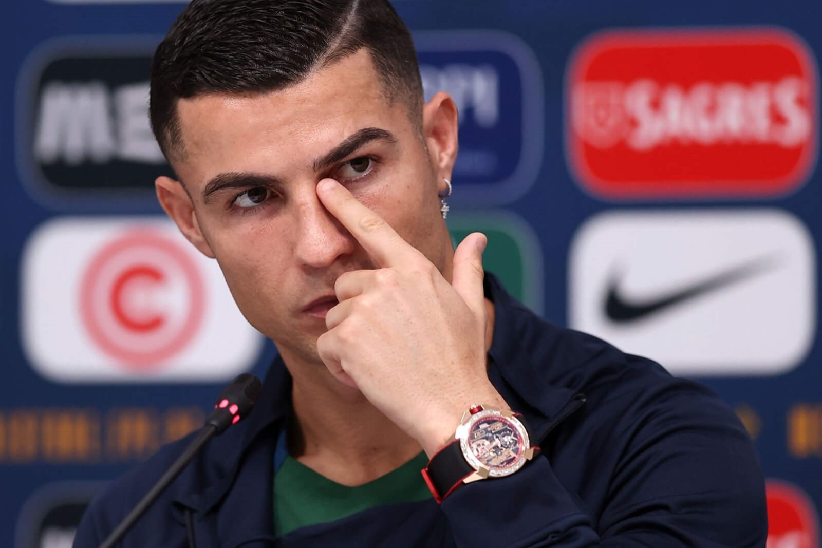 Chi 5 dong ho dat nhat cua Ronaldo da ton hon 6 trieu USD hinh anh