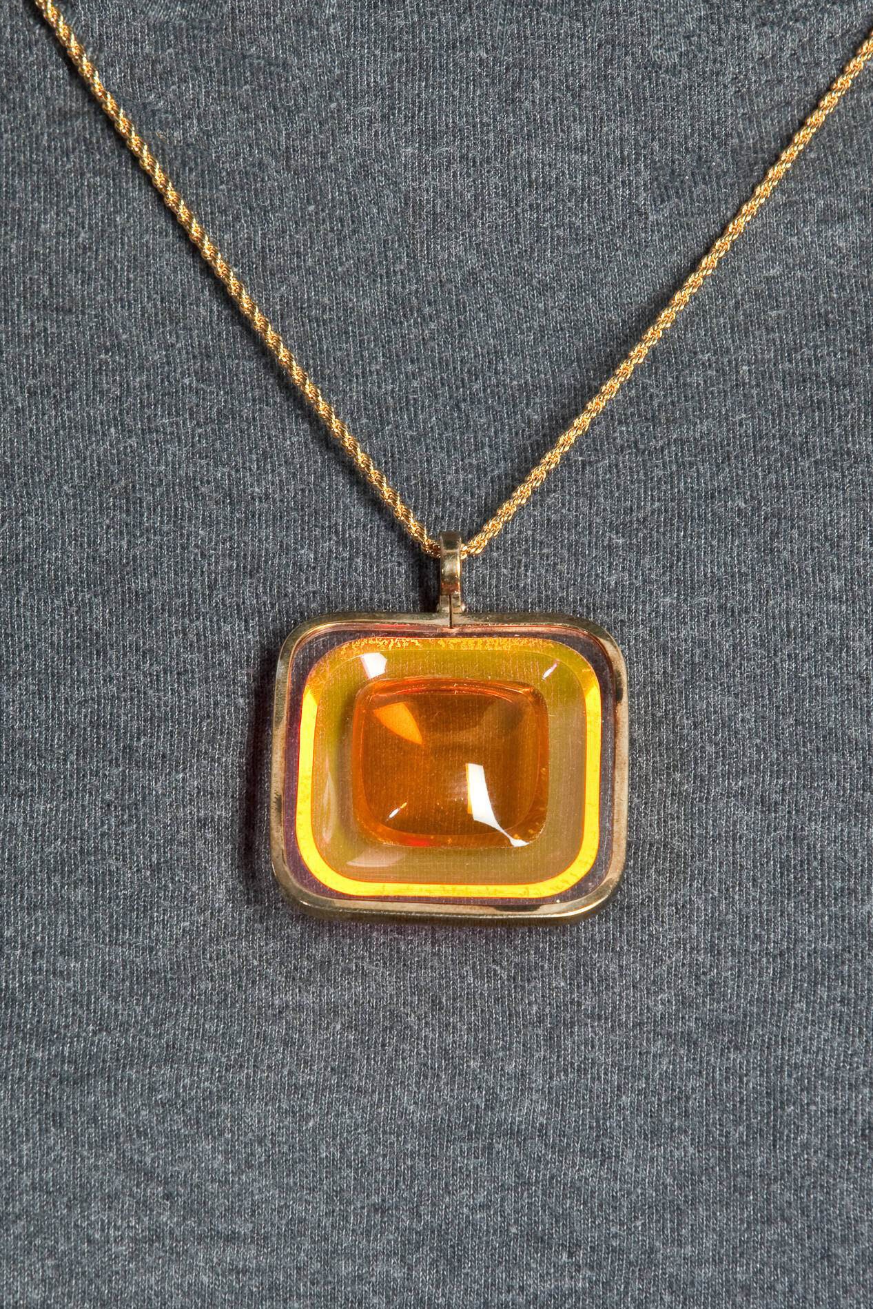 vien nuoc giat,  Aaronel deRoy Gruber,  cua hang do cu anh 5