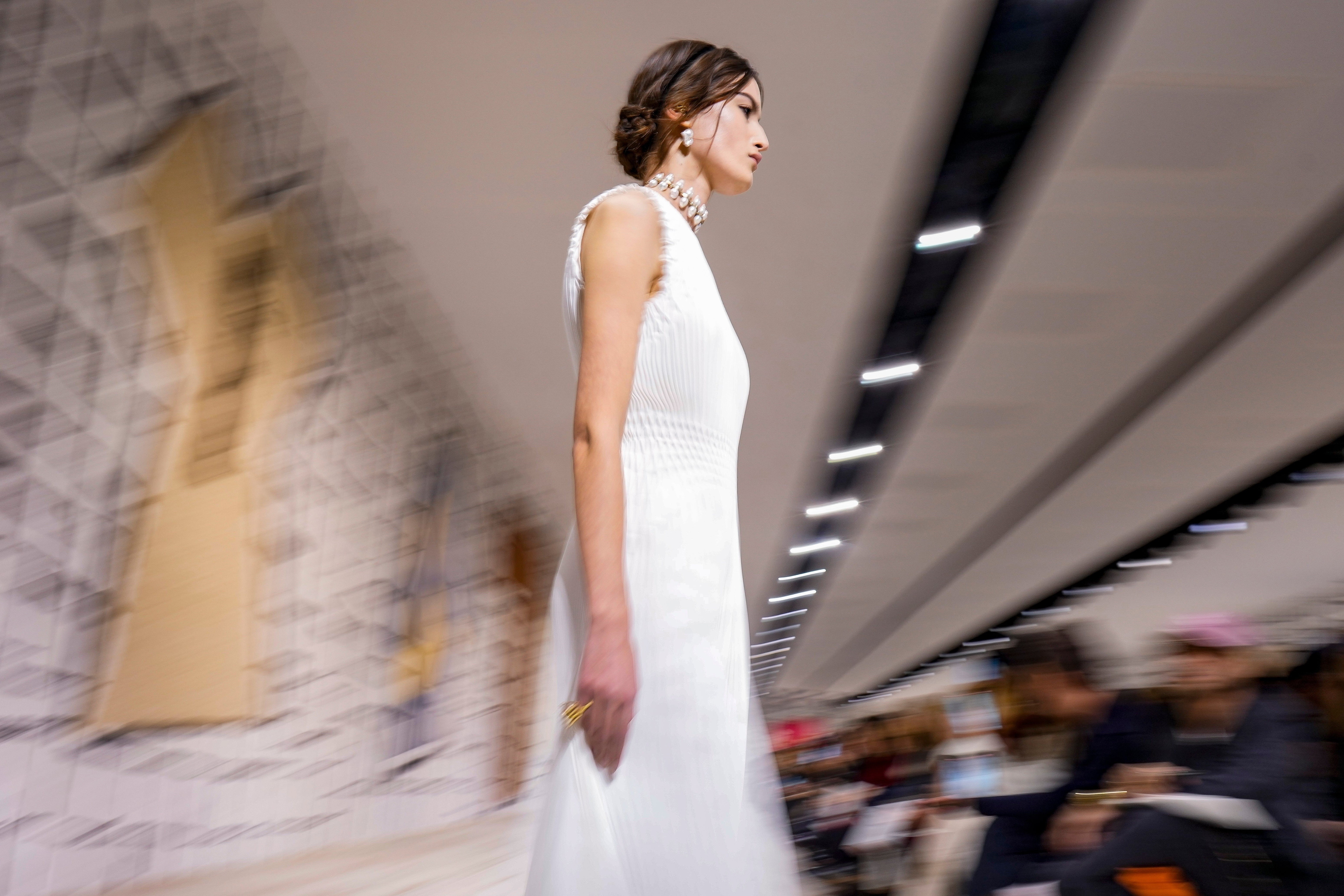 Ai dung sau phoi canh khong lo cua show dien Dior? hinh anh