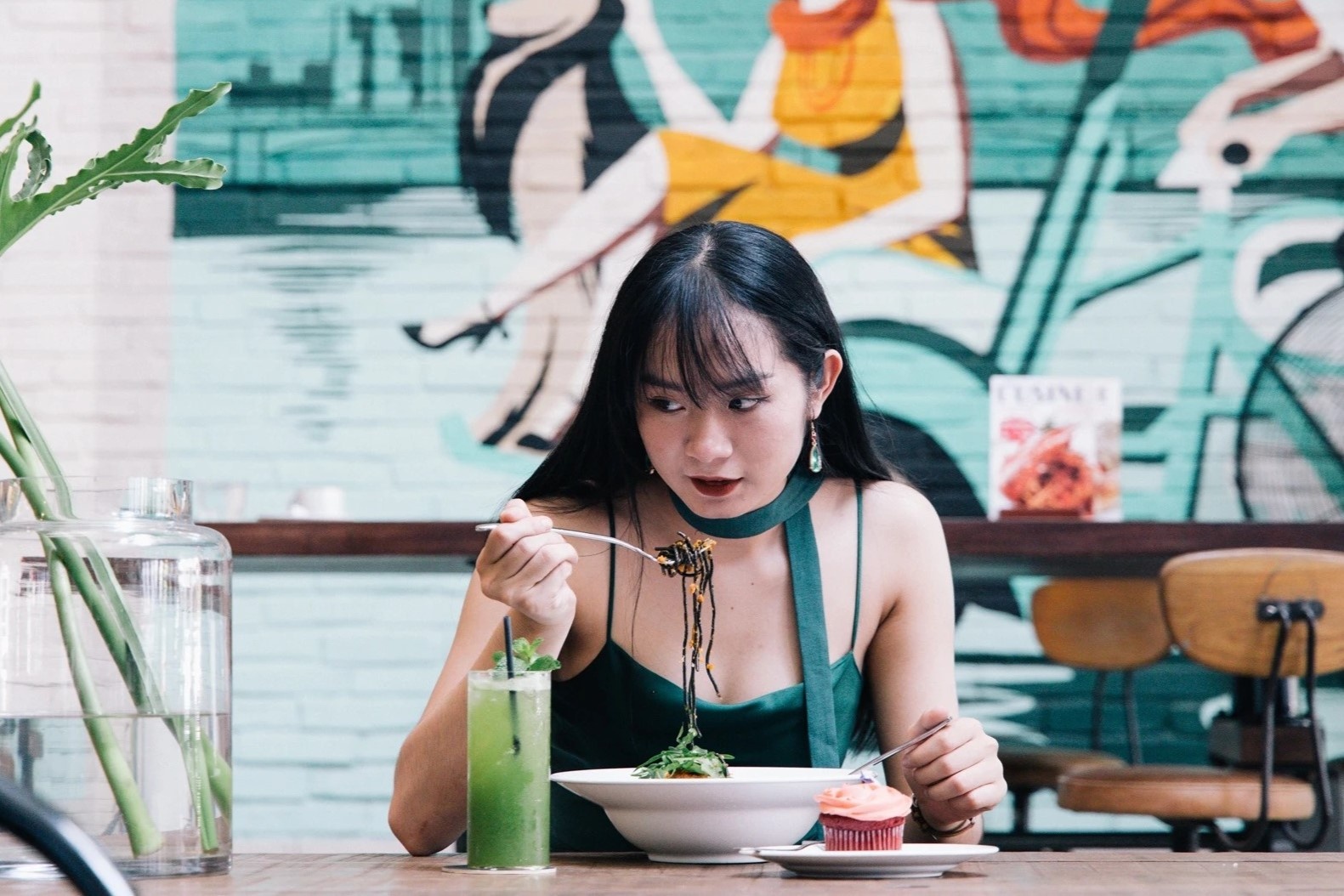 Tha chi 25 trieu dong qua canh o Thai Lan hon la bay thang ve Ha Noi hinh anh