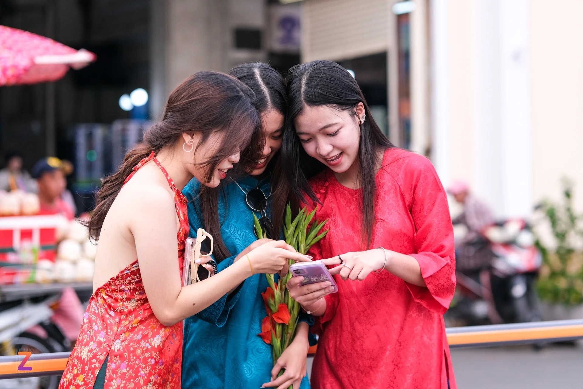 Vai son cu, gay ngua va du 'kiep nan' khi mua ao dai online dien Tet hinh anh