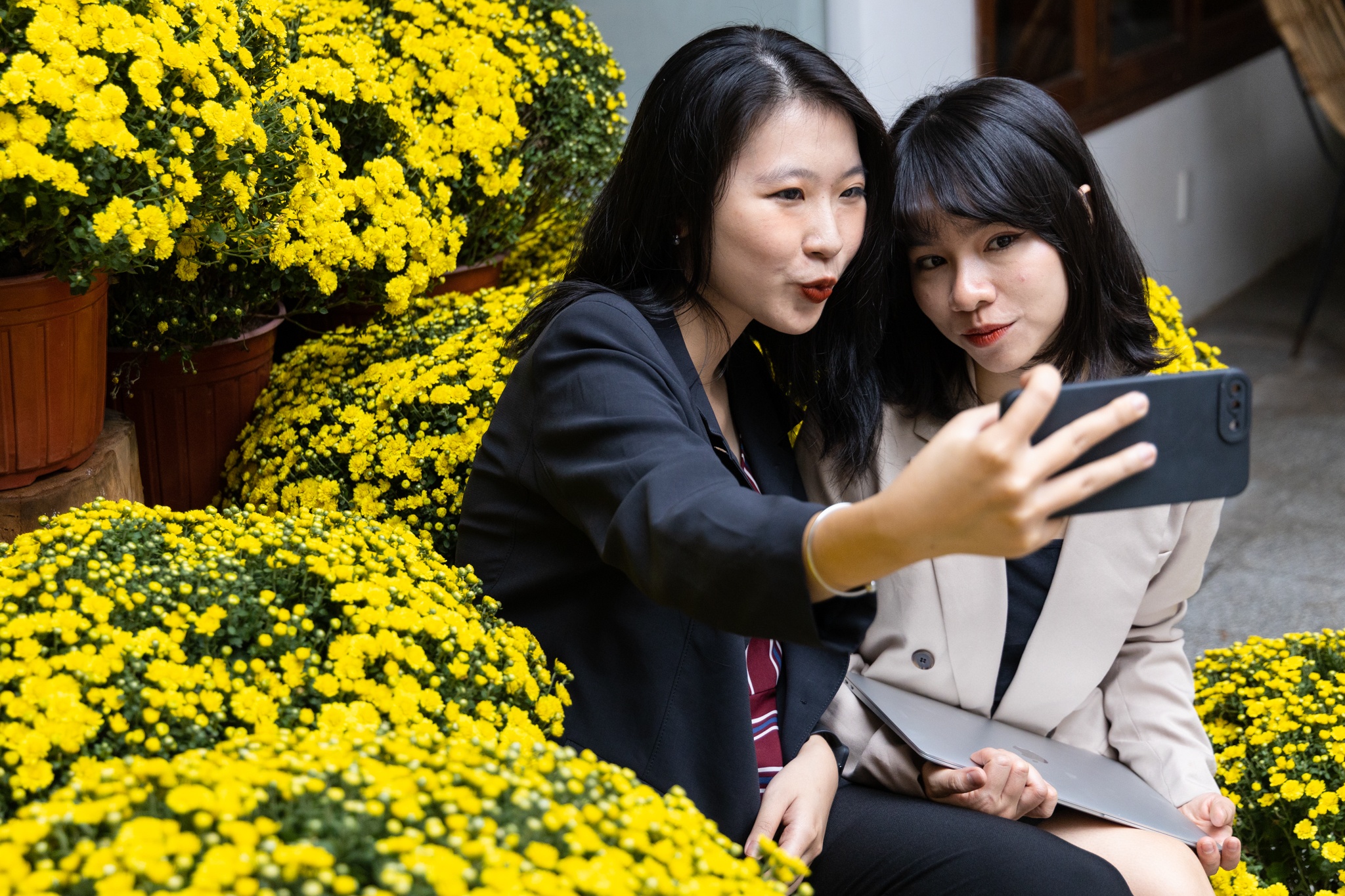 Sep bat luc khi nhan vien 'lap song', can hat dua ngay dau di lam hinh anh